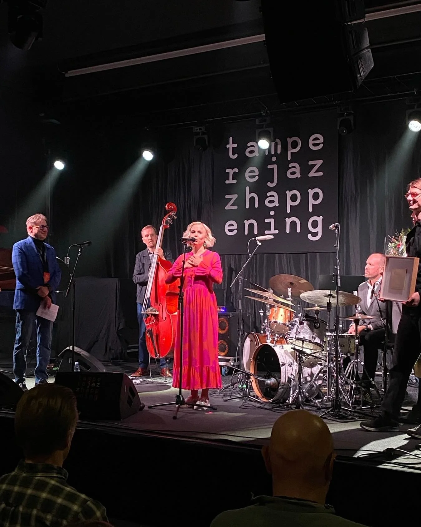 Aili Ikoselle myönnettiin vuoden 2025 Yrjö-palkinto! ✨
Suomen Jazzliitto myönsi laulaja-lauluntekijä Aili Ikoselle Suomen jazzalan merkittävimmän tunnustuksen, Yrjö-palkinnon. Palkinto jaettiin tänä&aum