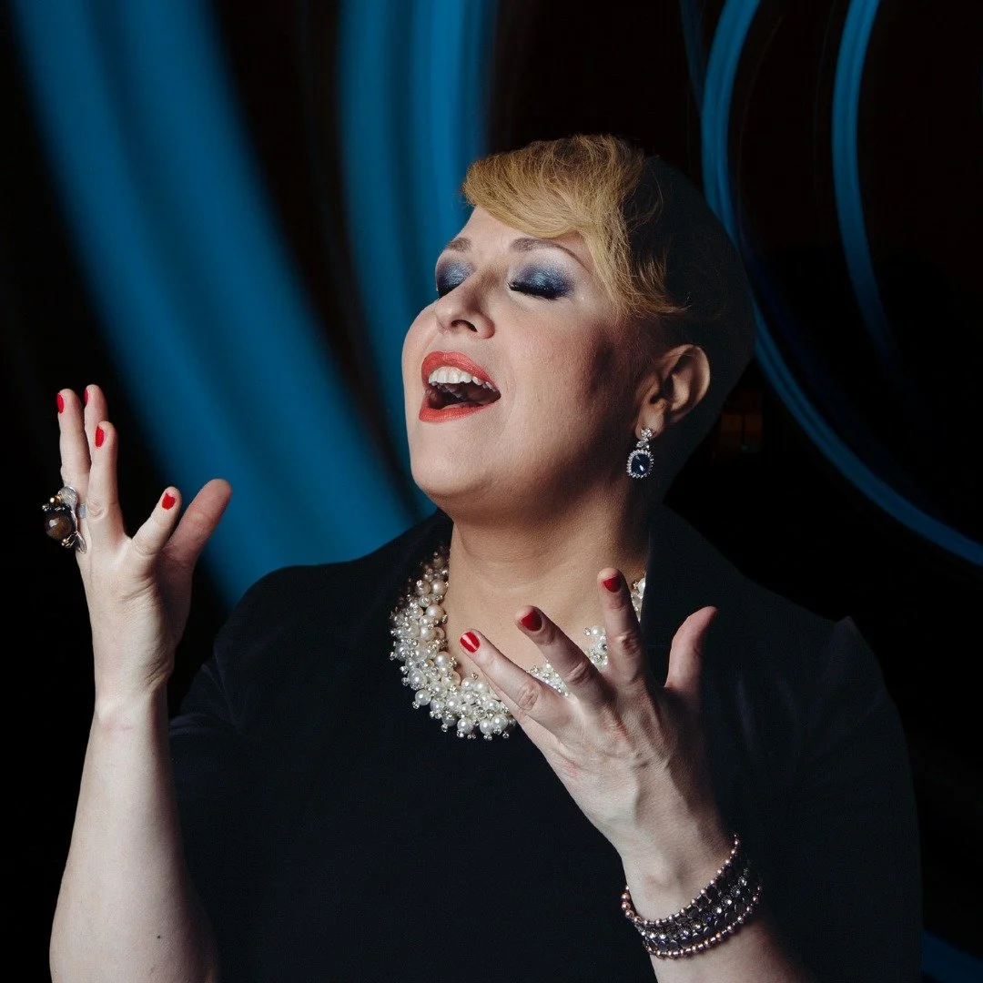 Johanna F&ouml;rsti valloittaa Jyv&auml;skyl&auml;n paviljongin karismallaan Grooving Christmas -konsertissa 11.12. klo 18! 🌟

Kapellimestari Nick Daviesin johdolla lavalle nousevat Jyv&auml;skyl&auml; Sinfonia ja Jyv&auml;skyl&auml; Big Band, solis