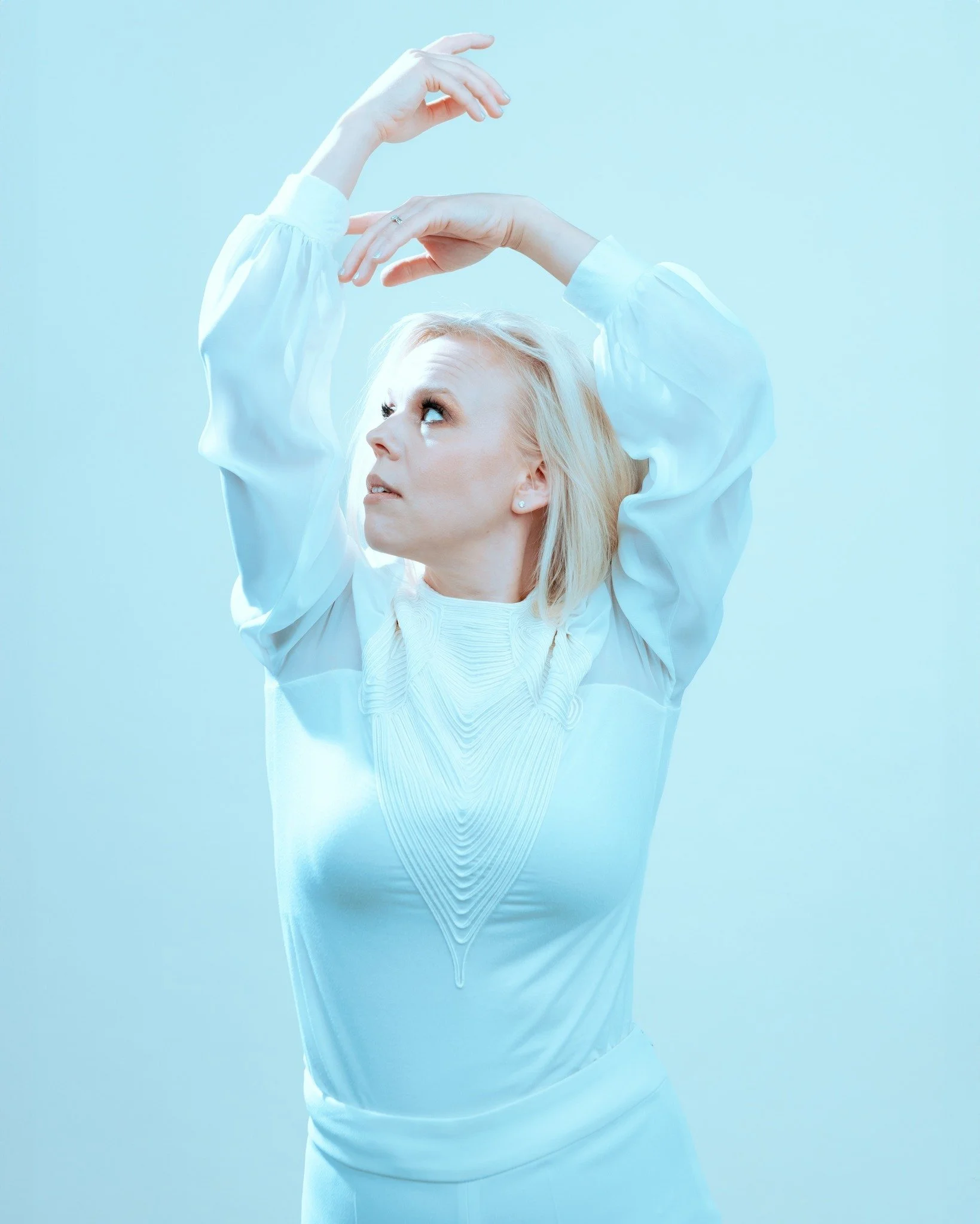 Lumoavan Aili Ikosen Valo-konsertti saa pimeyden v&auml;istym&auml;&auml;n t&auml;n&auml;&auml;n 30.1. Kokkolan Snellman-salissa! 🌟 Aili nousee lavalle yhdess&auml; Keski-Pohjanmaan Kamariorkesterin ja oman yhtyeens&auml; kanssa, Mikko Pellisen johd