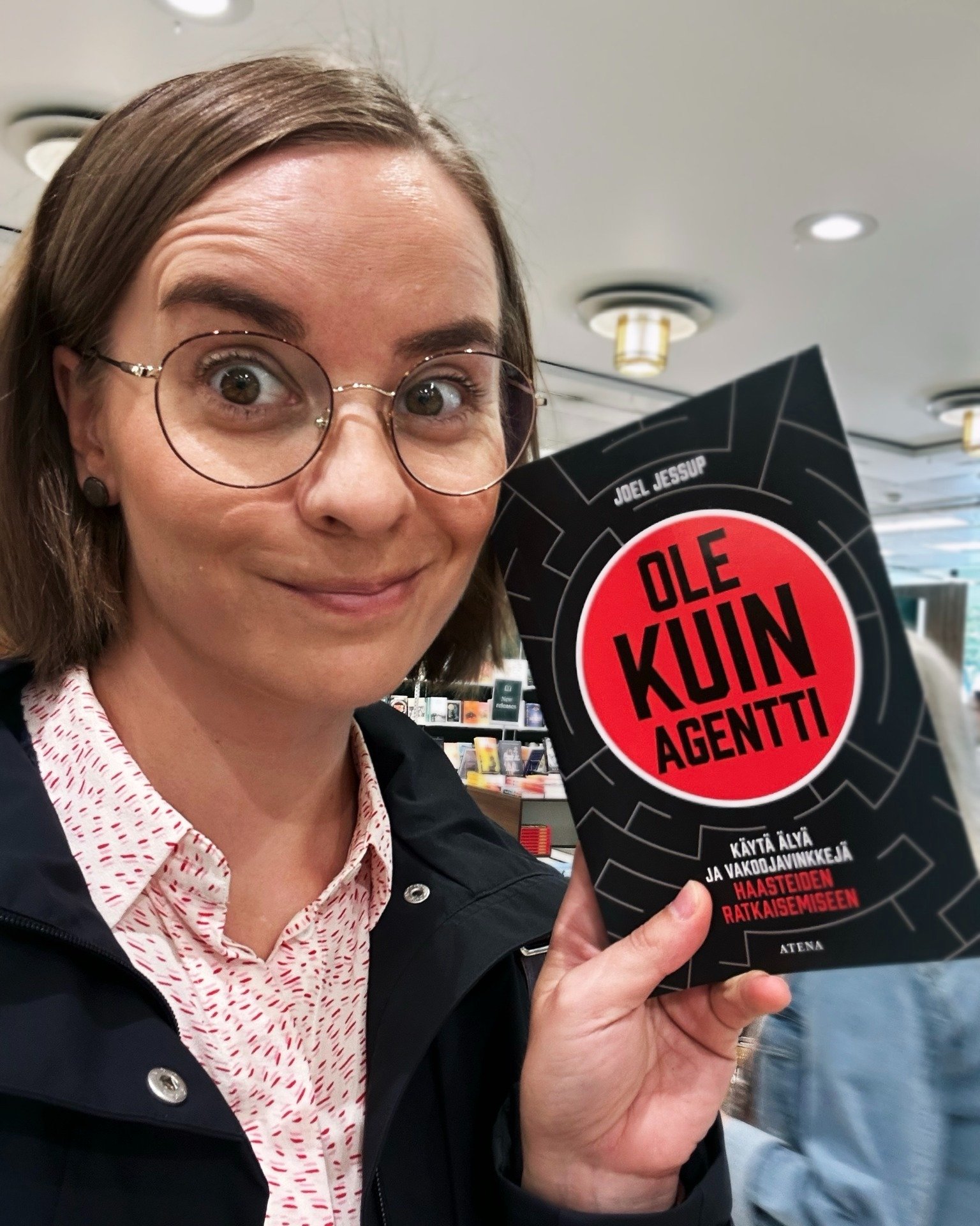 Nappasin t&auml;m&auml;n kuvan viime vuoden puolella, kun kirjan kansi her&auml;tti mielenkiintoni kirjakaupassa. Ole kuin agentti, eli siis millainen? 

Oli sitten kyse salapoliisity&ouml;st&auml; (kirjan tapauksessa) tai keikkoja myyv&auml;n ja v&a