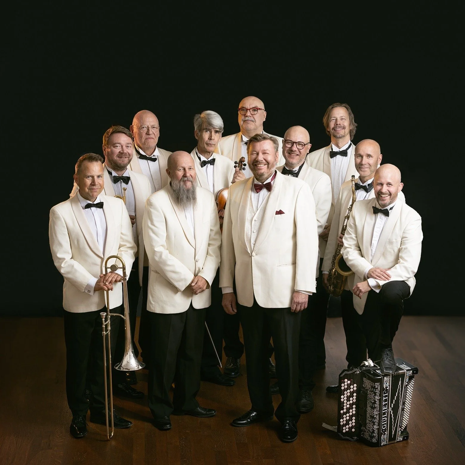 Juha Hostikka &amp; Dallap&eacute;-orkesteri esiintyy 14.2. Kokkolan Talviharmonikassa!

Huippuunsa viritetty 11-henkinen orkesteri tarjoilee konsertissa rakastettuja iskelm&auml;s&auml;velmi&auml; kuten Muistan sua Elaine sek&auml; J&auml;lleen soit