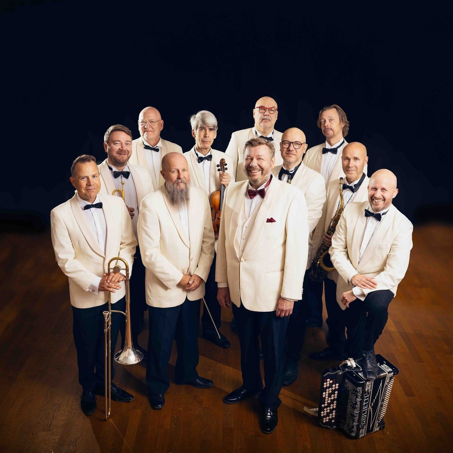 Juha Hostikka &amp; Dallap&eacute;-orkesteri Savoy-teatterissa 8.10.26!

Dallap&eacute; palaa Helsingiss&auml; tunnelmalliseen Savoy-teatteriin konsertilla, joka on l&auml;pileikkaus yhtyeen upean pitk&auml;st&auml; taipaleesta l&auml;pi suomalaisen 