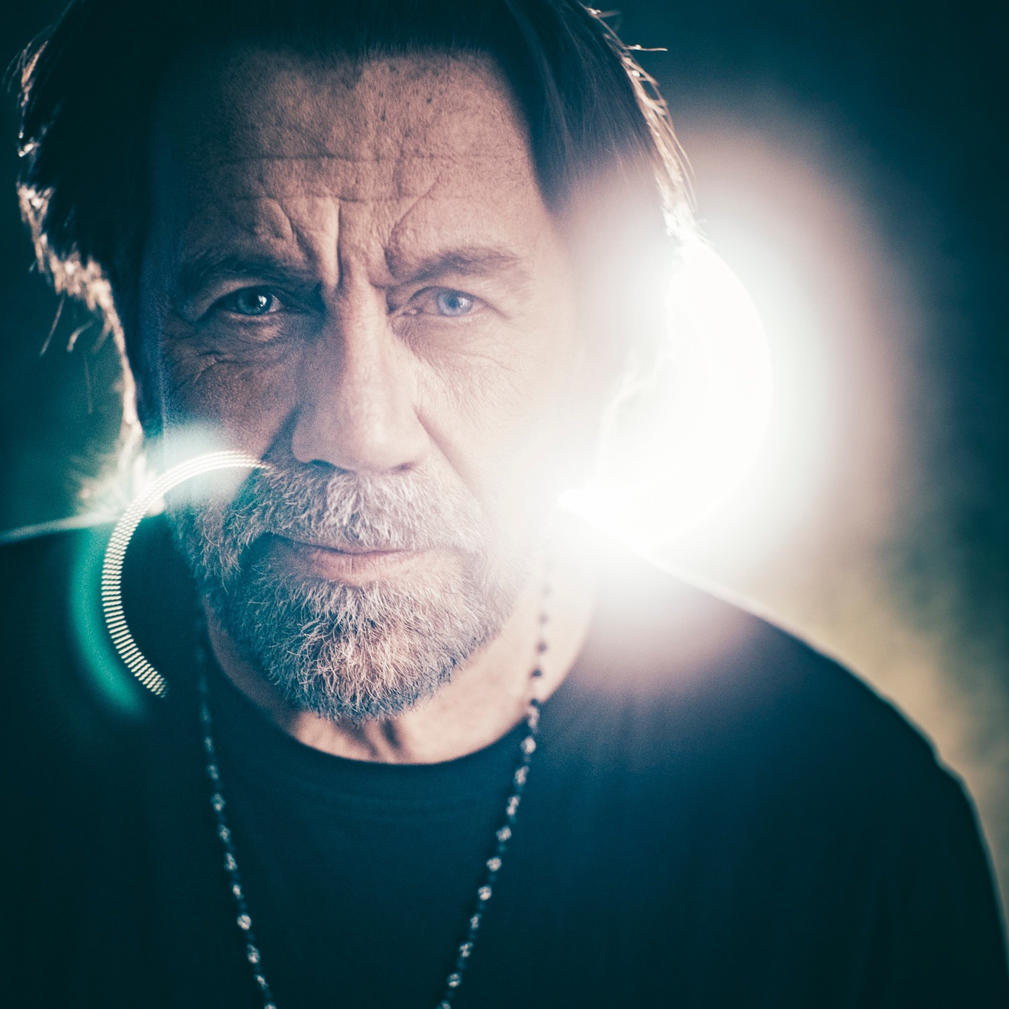 Mikko Kuustonen juhlistaa kuluvana vuonna taiteilijan taivaltaan monipuolisesti ja kunnianhimoisesti. 

H&auml;nen ensimm&auml;inen levytetty laulunsa syntyi 50 vuotta sitten ja nyt satoja biisej&auml; my&ouml;hemmin ne piirt&auml;v&auml;t osan yhtei