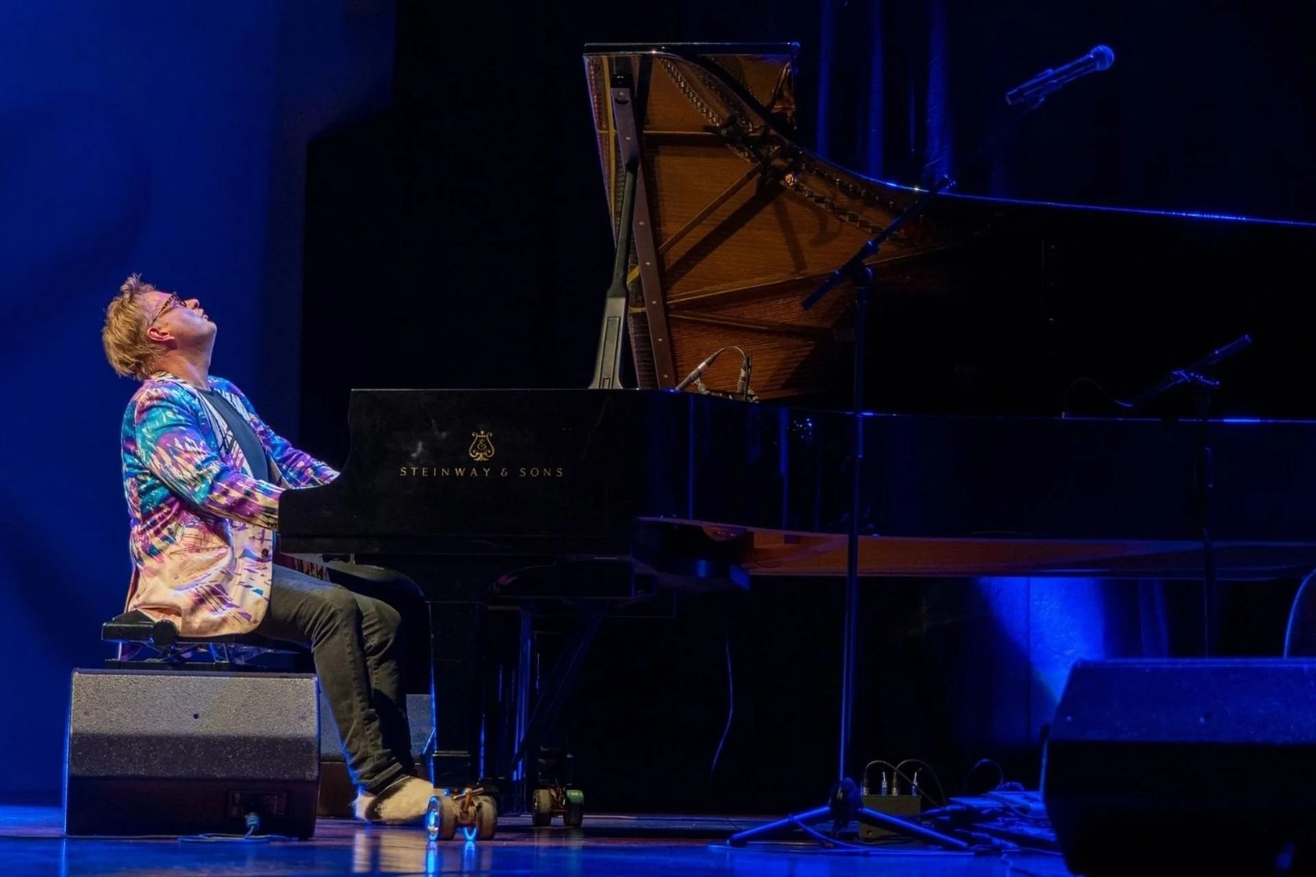 Kansainvälisesti tunnettu pianisti Iiro Rantala on muusikko, jonka esitykset ja levytykset yhdistävät huumoria ja virtuositeettia.