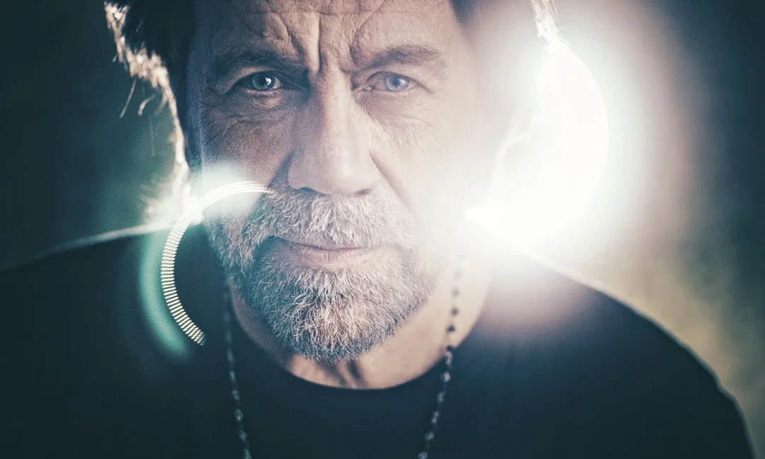 Mikko Kuustonen on karismaattinen laulaja ja koskettava lauluntekijä.