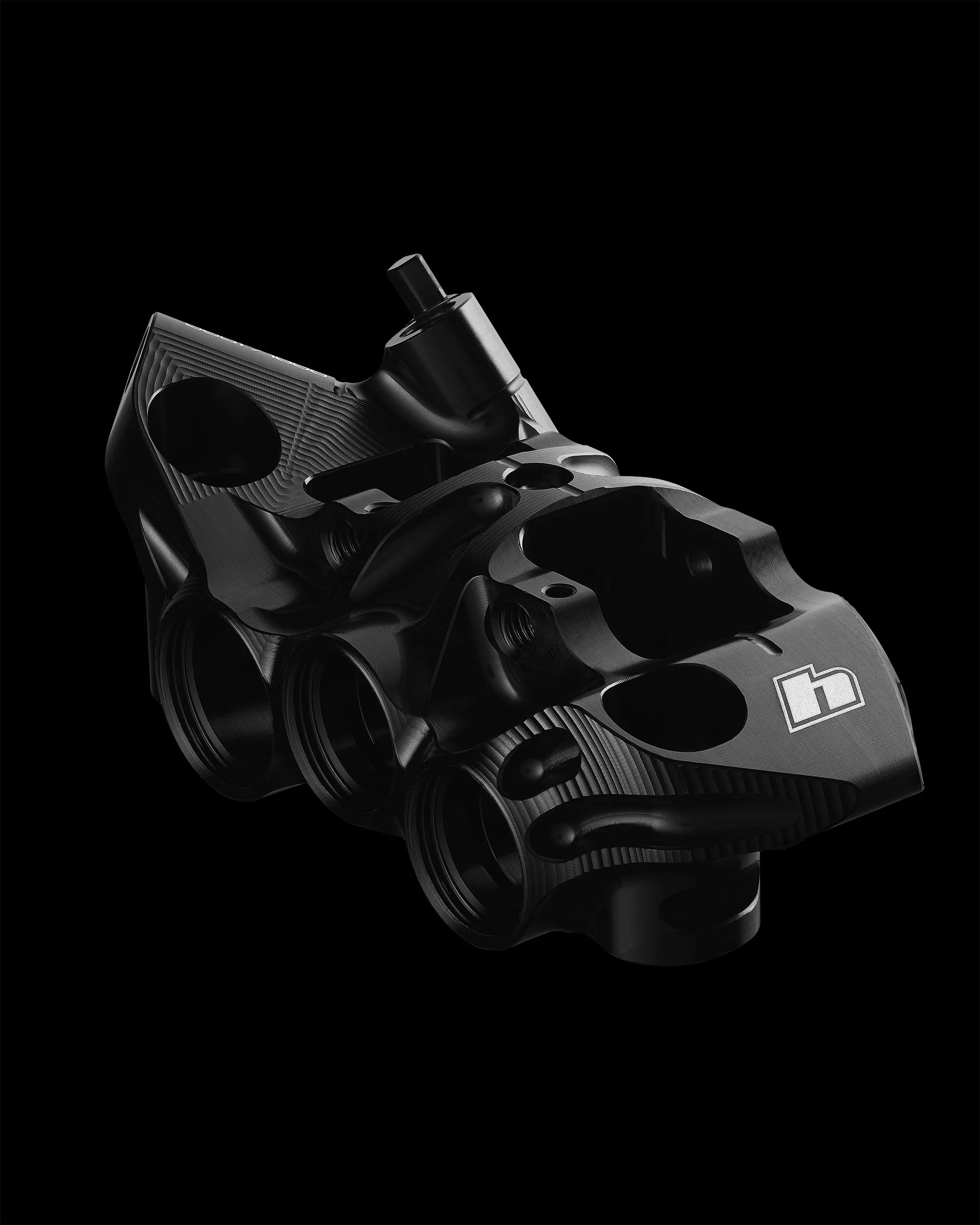 The V6Ti is a single-piece CNC-machined caliper, designed to achieve the ultimate stiffness-to-weight ratio while maximizing surface area for superior heat dissipation. Inside the body are titanium pistons, chosen for their exceptional performance in