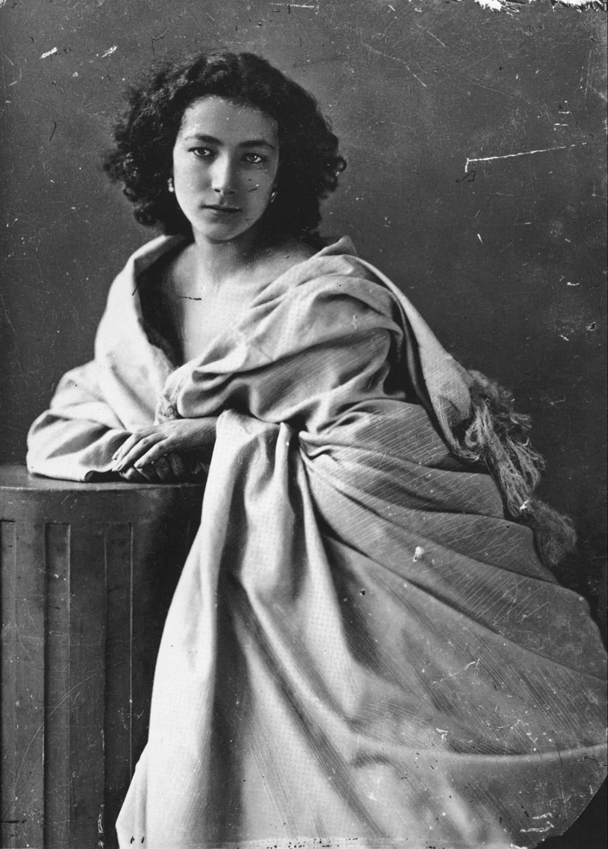1200px-Félix_Nadar_1820-1910_portraits_Sarah_Bernhardt.jpeg