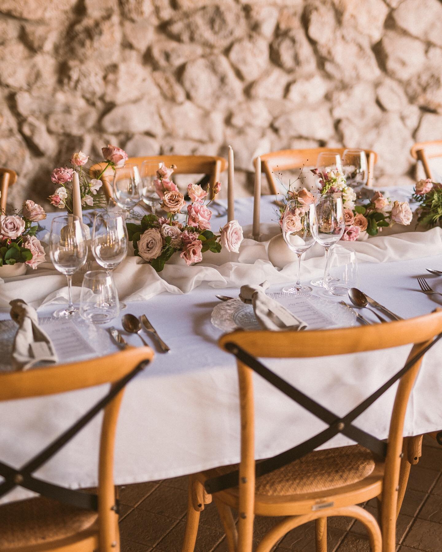 holiday monday is decent day to show up on social media after month(or two) playing hide &amp; seek 🙈
&bull;
📷 @viktorpravdica 
&bull;
&bull;
#malineutehnikoloru
#wildsoulsweddings
#croatiawedding
#croatiaelopement
#croatiaweddingplanner
#croatiawe