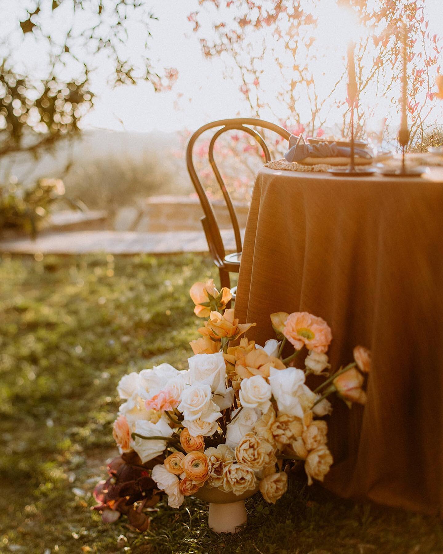 Sunset light that is perfectly matching the flowers and table setting, we adore it 🤍
&bull;
📷 @dalibora_bijelic_photography 
&bull; 
workshop @capturinghappinessws 
location @sancanzian 
decoration @malineutehnikoloru