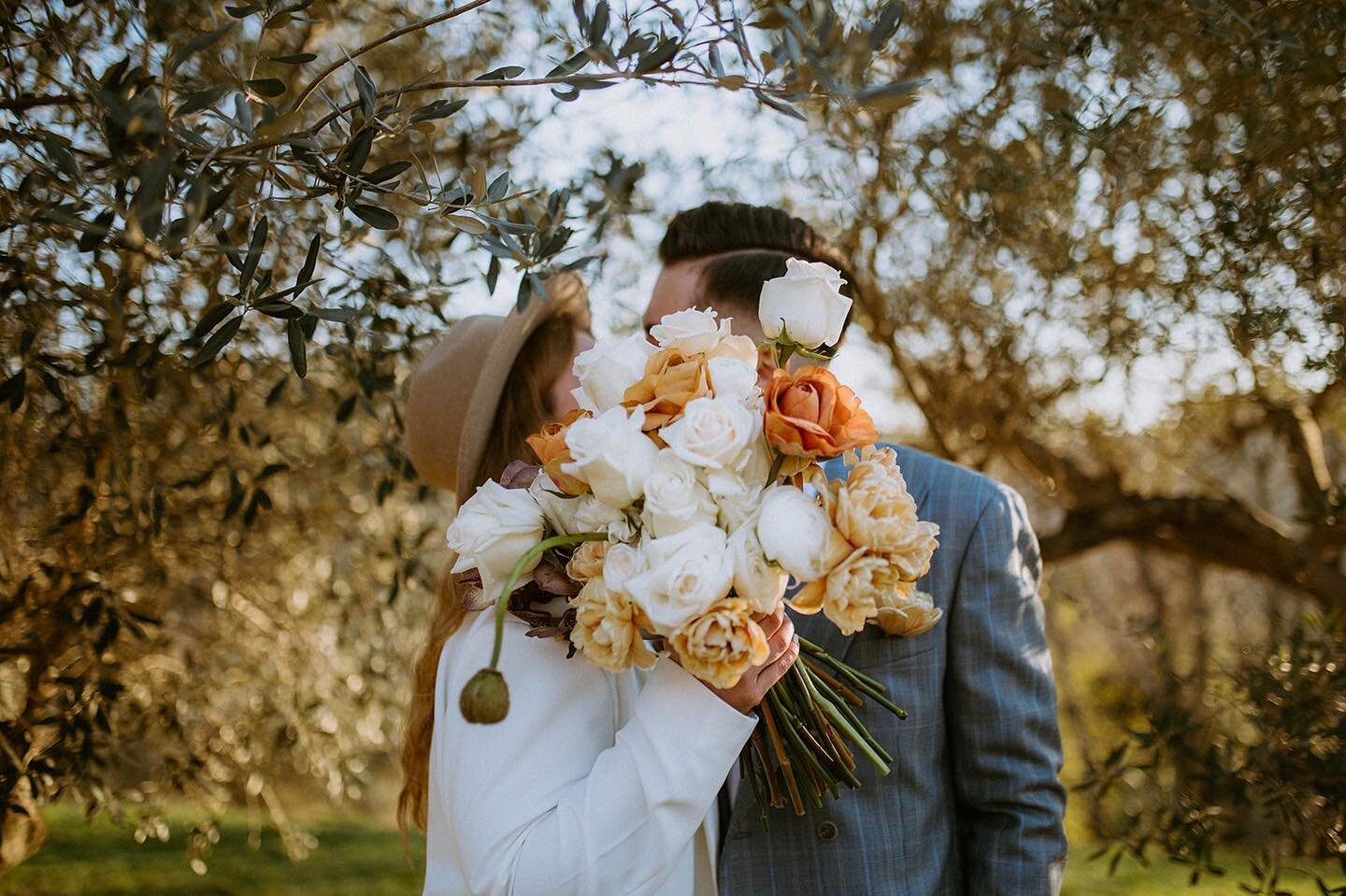 oh, kiss me 🤍
&bull;
📷 @dalibora_bijelic_photography 
&bull; 
workshop @capturinghappinessws 
location @sancanzian 
decoration @malineutehnikoloru 
her and him @chiacups.studio @ruzolcictoni