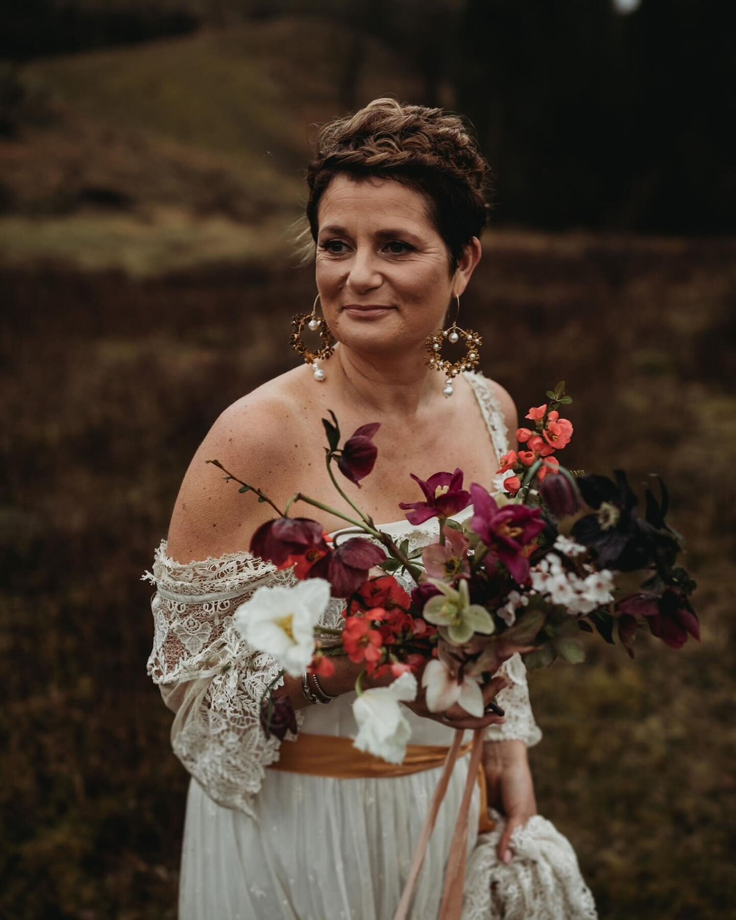 I cut my first dark hellebores yesterday and it made me think of this beautiful bride and this dark and moody bouquet and image pretty captured by @thymelanephoto 🖤

From the archives, but still looking splendid. 

flowers @_wildstems_ 
dress @cambr