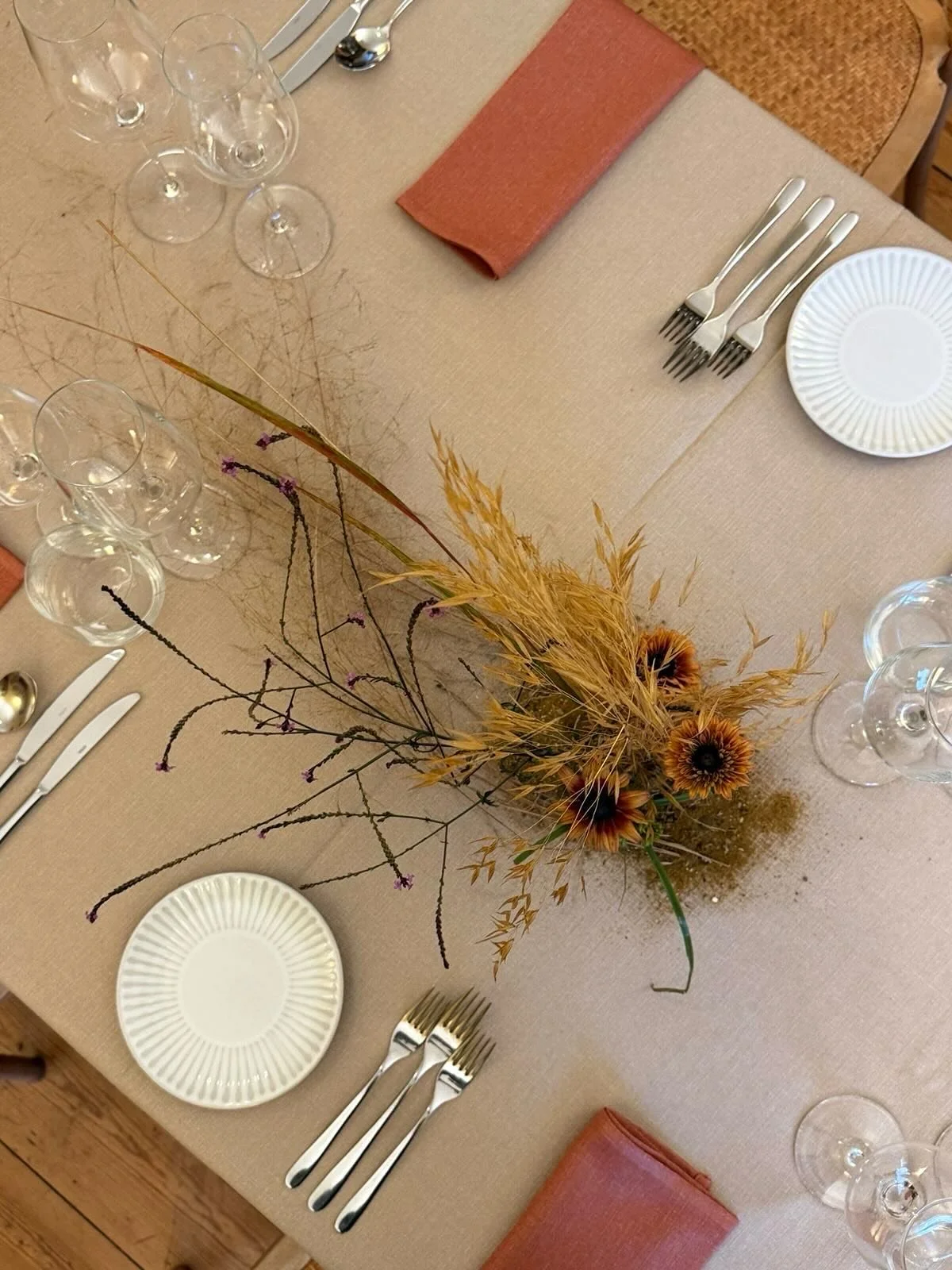 Last night at the museum for the opening of the @fitzmuseum_uk Made in Ancient Egypt exhibition. 

Channeling rolling dunes and Cleopatra golds, Egyptian blue and black eyeliner @annasflowerfarm and I created a tablescape of sand and golden grasses, 
