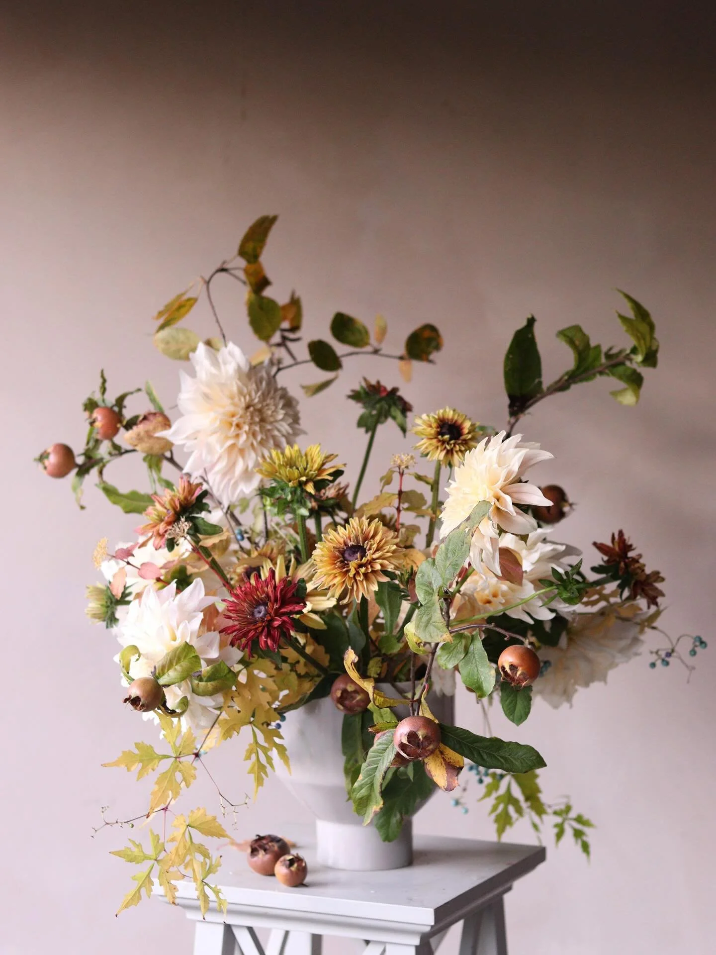 Changing foliage, medlars, dahlias and rudbeckias. Early October is such a beautiful time for flowers. 

Being grateful for each and every stem while we still have them. 

#seasonledfloristry #floraldesign #attheuntamededge #gatheringthehedgerows #oc