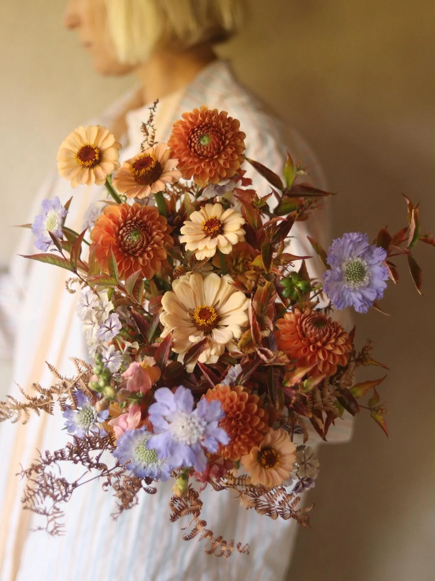 Autumns you are so delicious. 

As are these @floretflower zinnias from @hawksburyhuntflowers (via @milliproust seeds&hellip;) when combined with bracken and powder blue scabious. 

For Sam &amp; Lou. 

#seasonledfloristry #attheuntamededge #cambridg