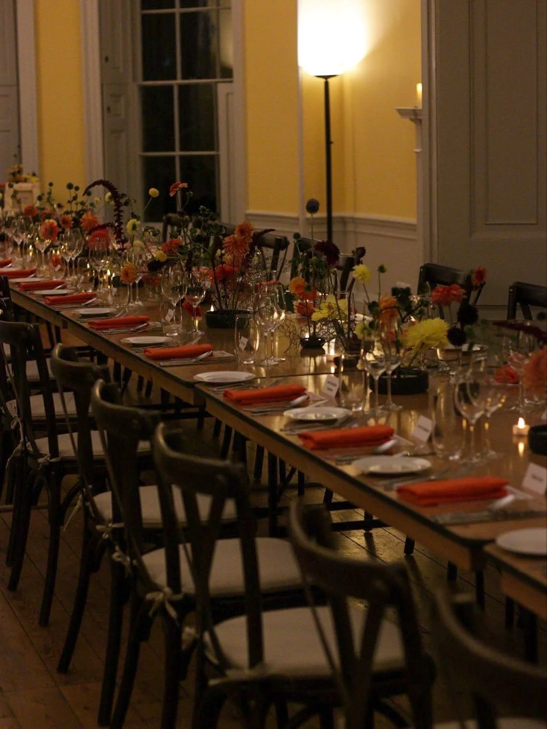 Day 4. Defaced. 

A launch dinner for an exhibition at @fitzmuseum_uk a while back. 

Spiky flowers, clashing colours, a runner of chicken wire and defaced flowers. 

With @annasflowerfarm