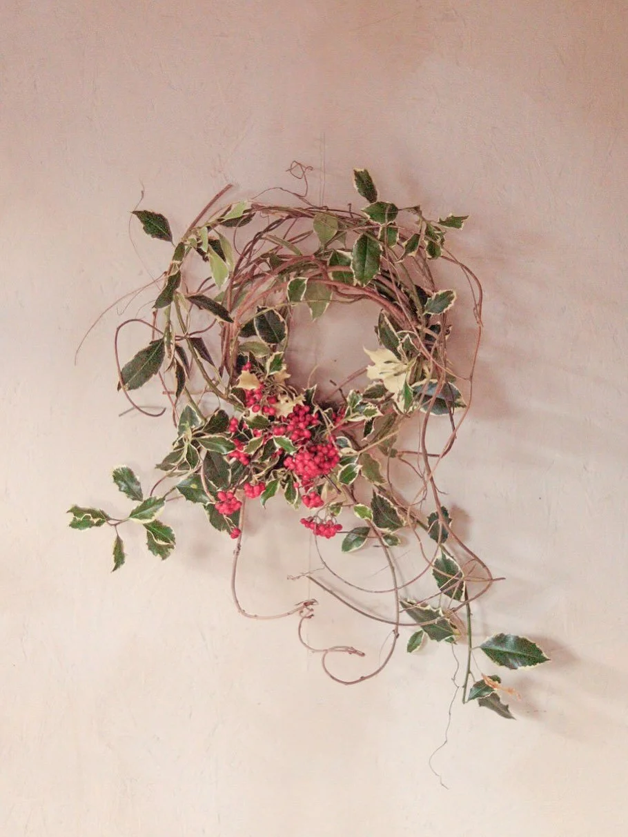 And the last wreath is always for me.

A minimalist spin on the holly wreath. 

#wreath #seasonledfloristry #seasonalandsustainable #floraldesign #december #attheuntamededge