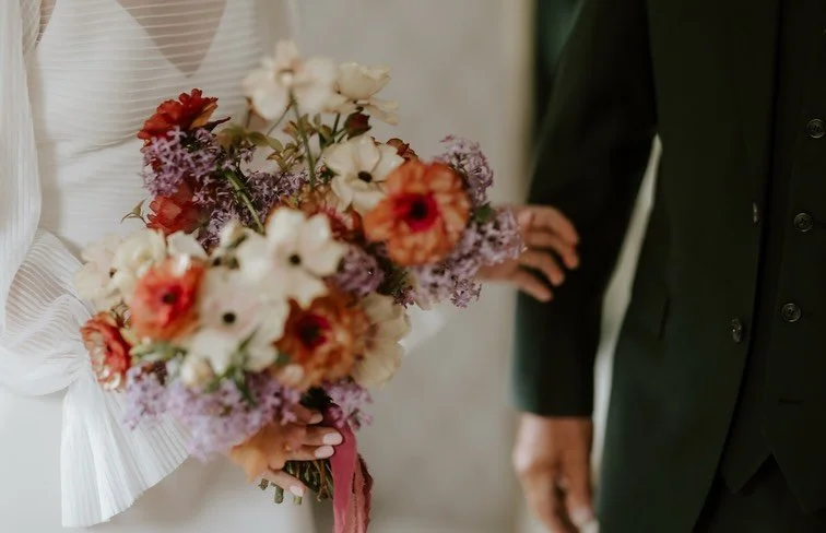 A year since this beautiful wedding for Tamsin &amp; Ryan. 

Photos @lee_daniels_photography 
Venue @bassmeadmanorbarns 
Flowers by me 

#seasonledfloristry #seasonalandsustainable #locallygrownflowers #cambridgeflorist #attheuntamededge