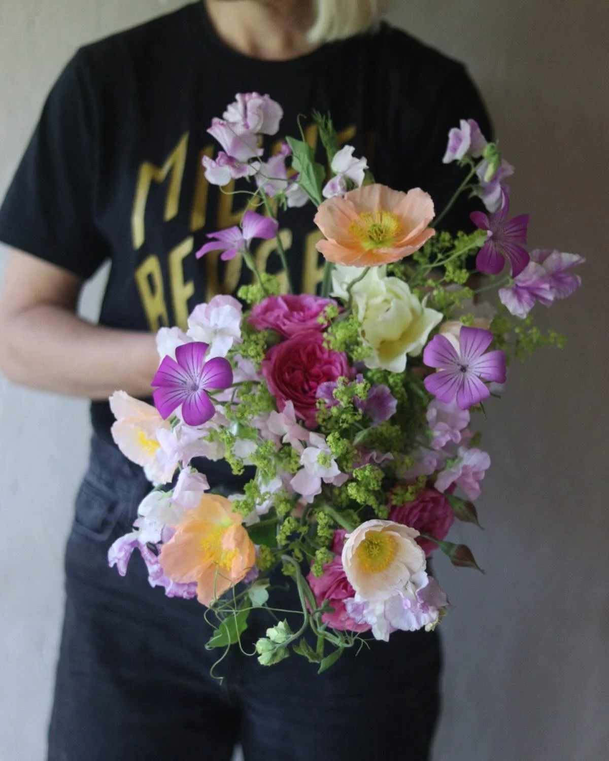 The flowers at this time of year are, quite frankly, ridiculous. In the best possible way. 

#seasonledfloristry #junebouquet #seasonalandsustainable #attheuntamededge
