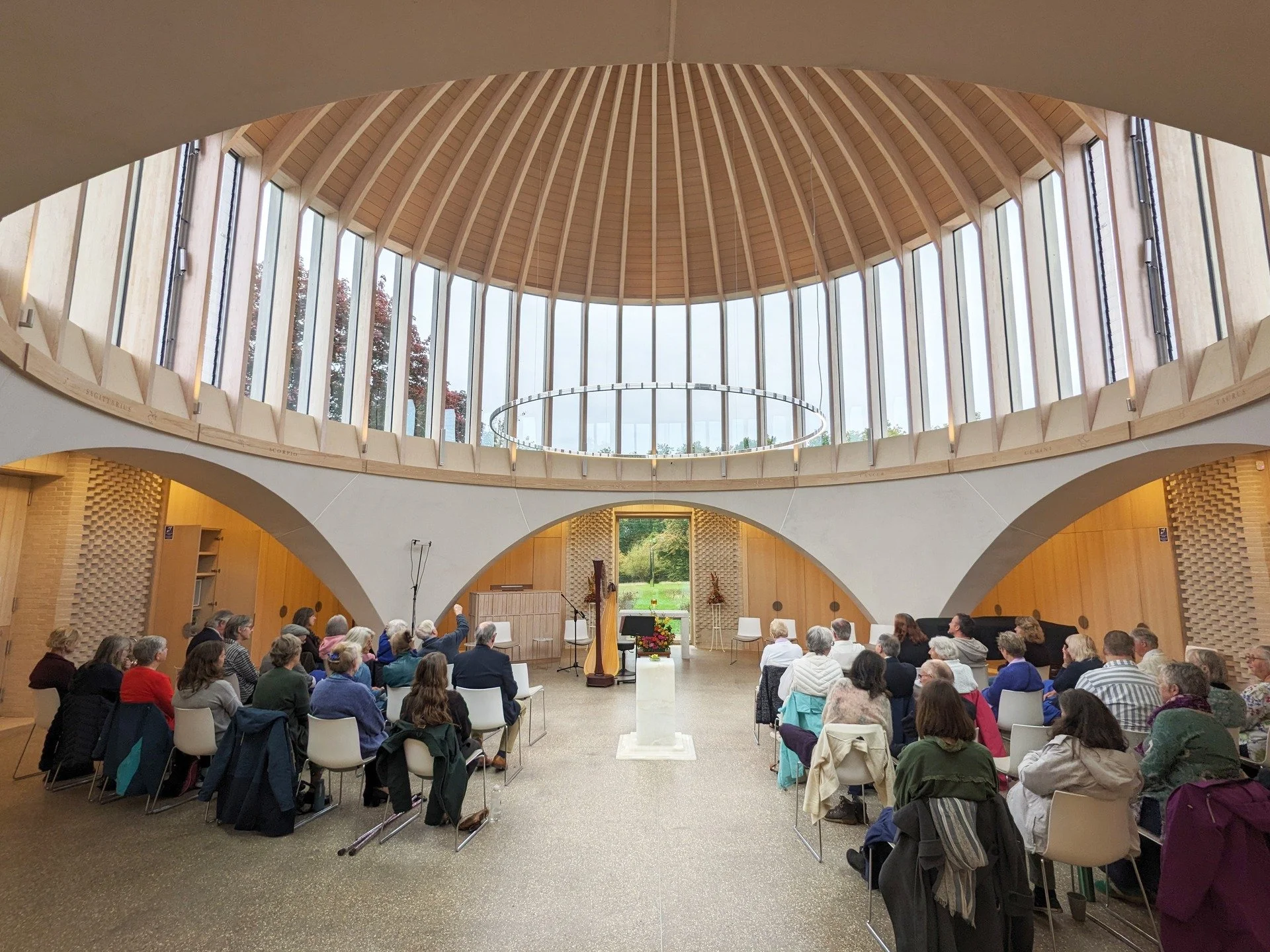 I had a wonderful time performing at @whiteeaglelodgeuk last Sunday afternoon. 

The space was incredibly welcoming, and even though the weather was wet and dreary outside, I was really taken with how much light poured in through the windows. The Tem