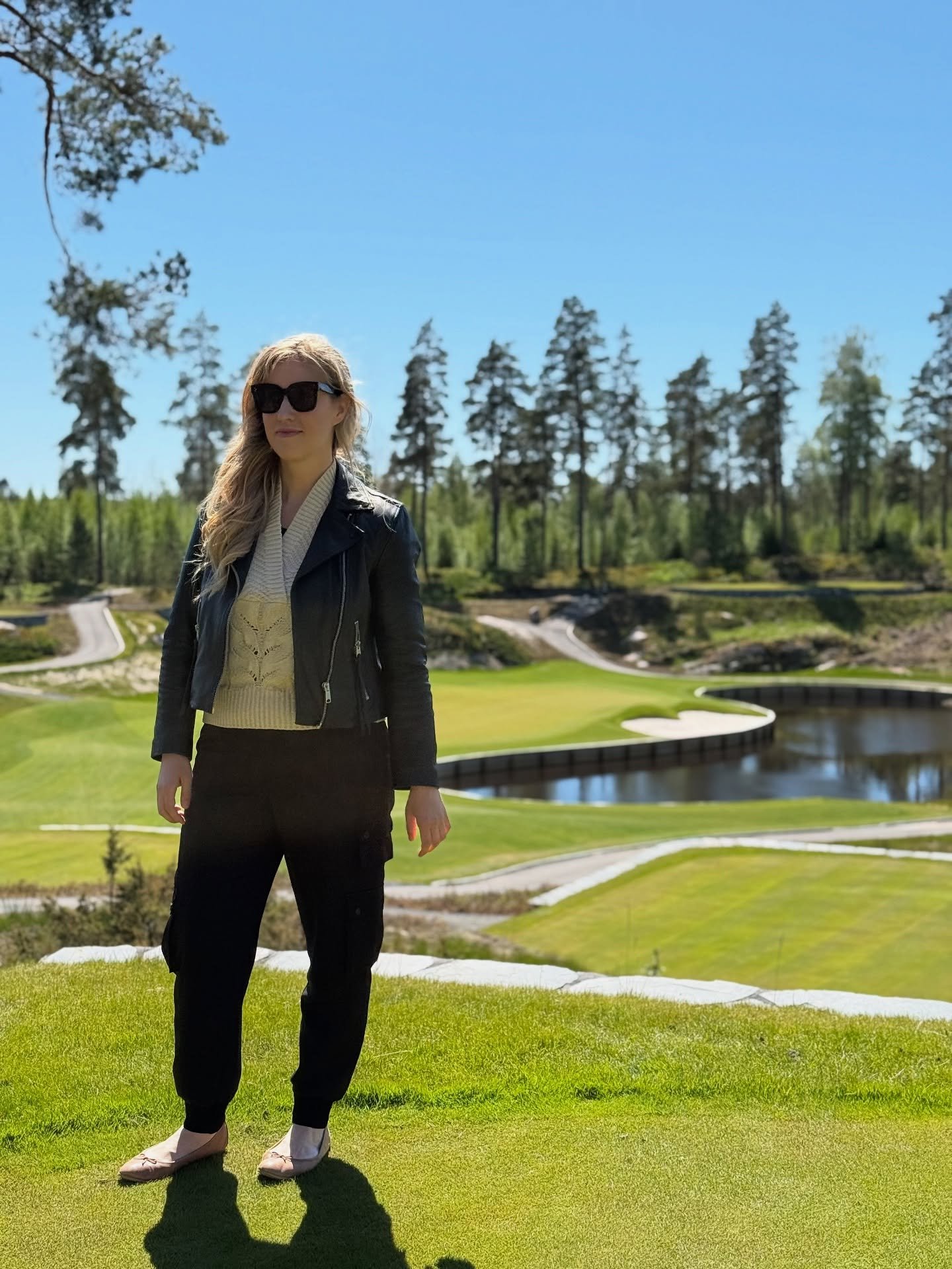 Mainos @pickalarockresort K&auml;si yl&ouml;s, jos golfb&auml;gi on ollut talvis&auml;il&ouml;ss&auml; liian pitk&auml;&auml;n 🏌️&zwj;♀️🙋&zwj;♀️ P&auml;&auml;sin vastik&auml;&auml;n tutustumaan aivan poikkeukselliseen paikkaan, nimitt&auml;in Picka