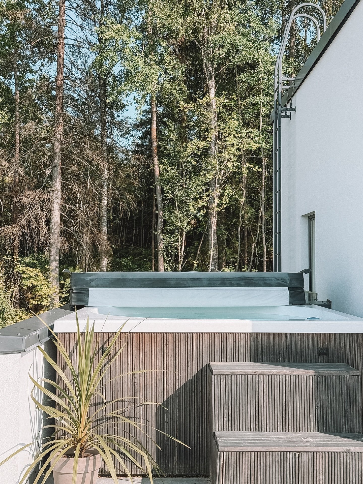 Kes&auml; on vihdoin saapunut meid&auml;nkin kotiterassille. ☀️🌿 Ilta-aurinko l&auml;mmitt&auml;&auml;, linnut laulaa ja takapihan puut heiluu tuulessa. Kes&auml;kukat puskee mullasta ja pari viherkasviakin on muuttanut pihalle. Ei tarvita paljon, e