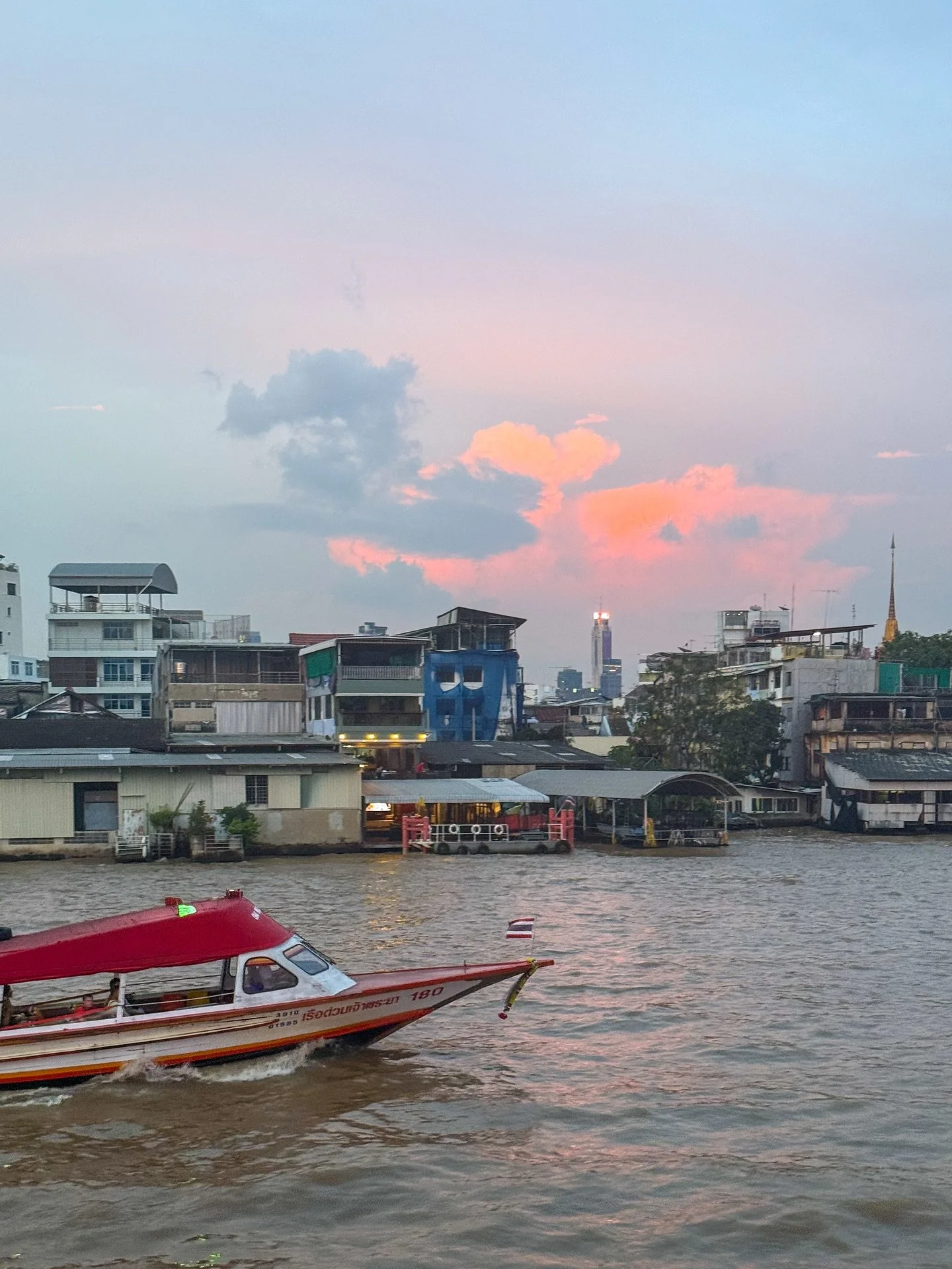 H&auml;mm&auml;stytt&auml;v&auml;&auml; Bangkokissa on se, ett&auml; vaikka ymp&auml;rill&auml; tapahtuu koko ajan ja vilin&auml;&auml; on paljon, jossain kaiken sen keskell&auml; on omanlaisensa rauha. 🌇

Meill&auml; jokainen p&auml;iv&auml; on oll