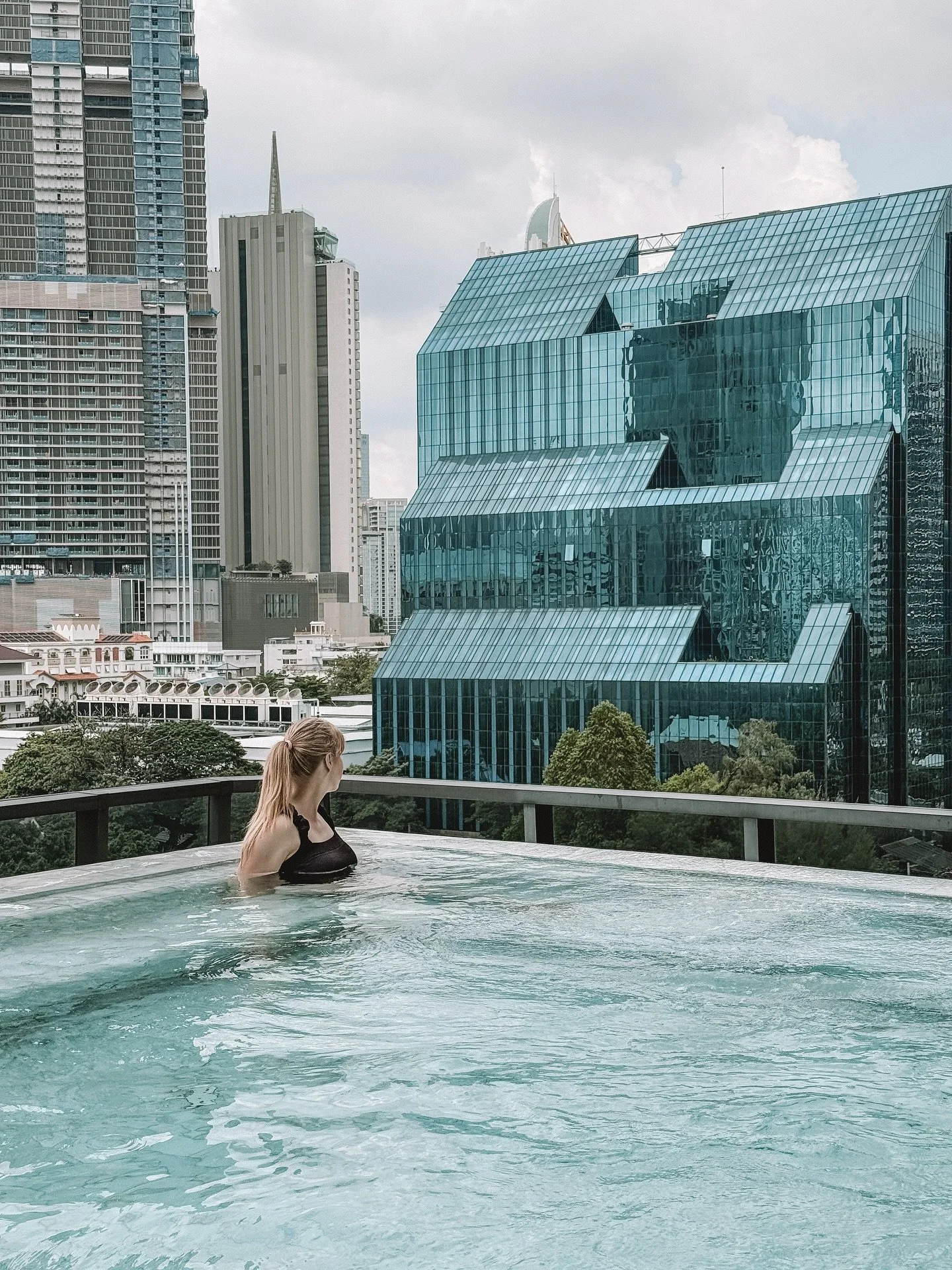 Viel&auml; pari n&auml;k&ouml;kulmaa Bangkokista ennen kotiinpaluuta. 🇹🇭🏙️❤️

Ajattelin ensin, ett&auml; t&auml;&auml; olisi liian iso ja kiireinen kaupunki lomailuun lasten kanssa, mutta he ovat olleet kuin kalat vedess&auml;.

Urbaani kerroksell