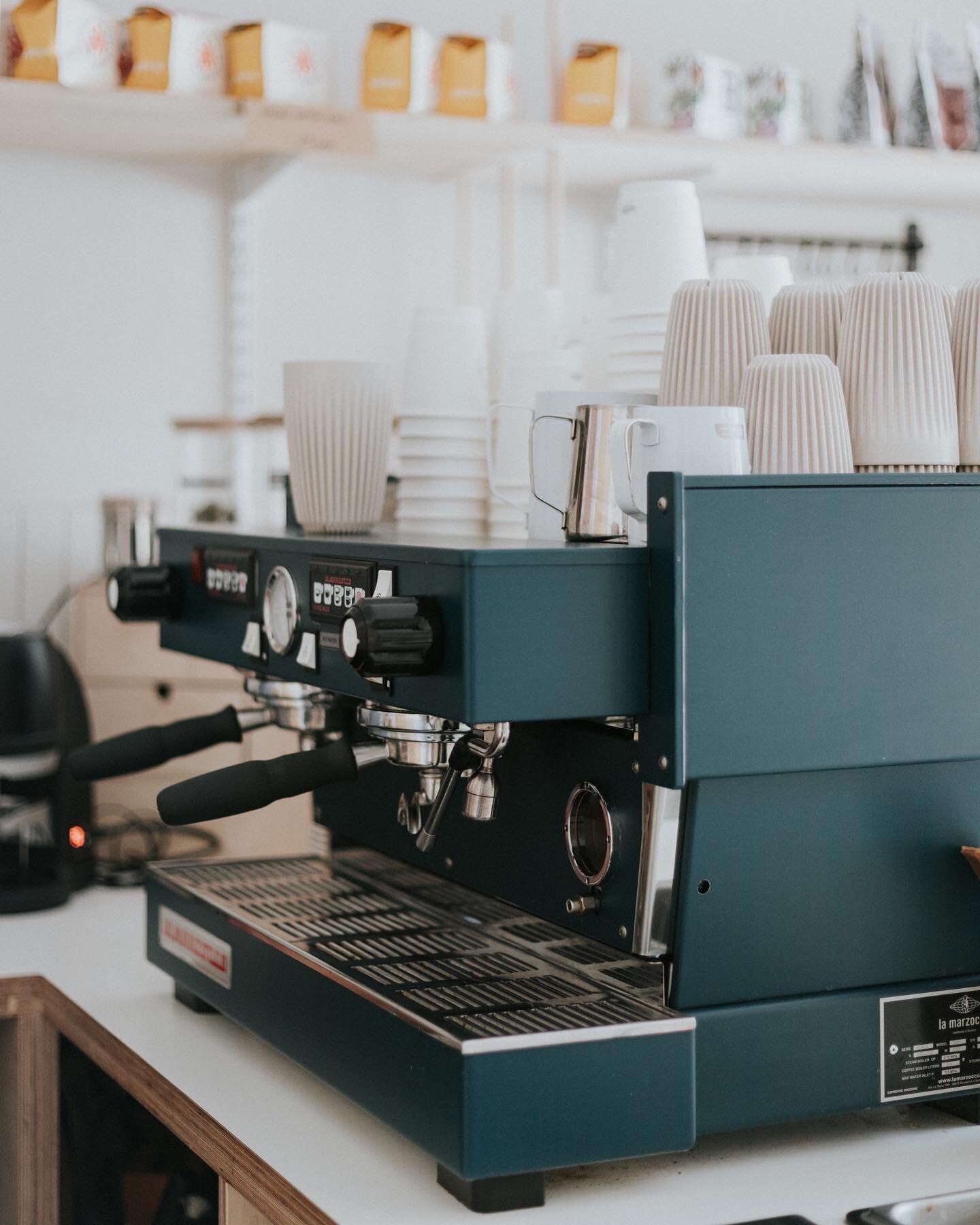 Open 9-4 as usual today. Let&rsquo;s just take a moment to appreciate my beautiful machine, i&rsquo;ll never get tired of this view!

📷 by @sarahbuttonphoto 

#lamarzocco #beautifulcoffeemachine #lamarzoccouk #coffeeandcake #thecotswolds #coffeeshop