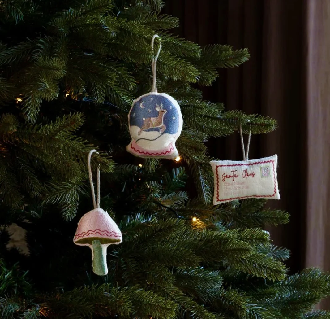 The cutest decorations have arrived in our little shop. Which is your favourite? 

#christmas #smallbusinessuk #thecotswoldsatchristmas #thecotswolds #littleshops #stroud #shopsmall #festive #cosy