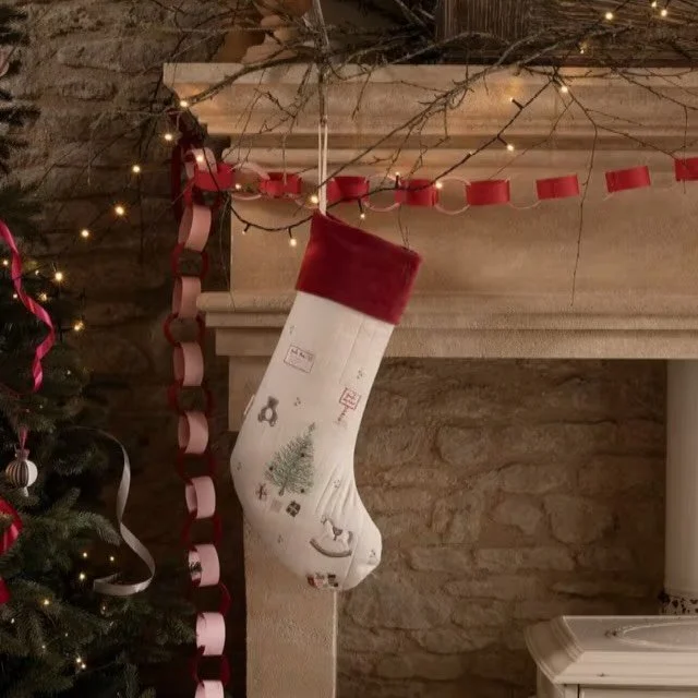 Just a couple of these left in stock, the most beautifully embroidered organic cotton, timeless stockings 🎄 

#averyrow #organicchristmas #smallbusiness #christmasstocking #christmasinthecotswolds #stroud #nailsworth