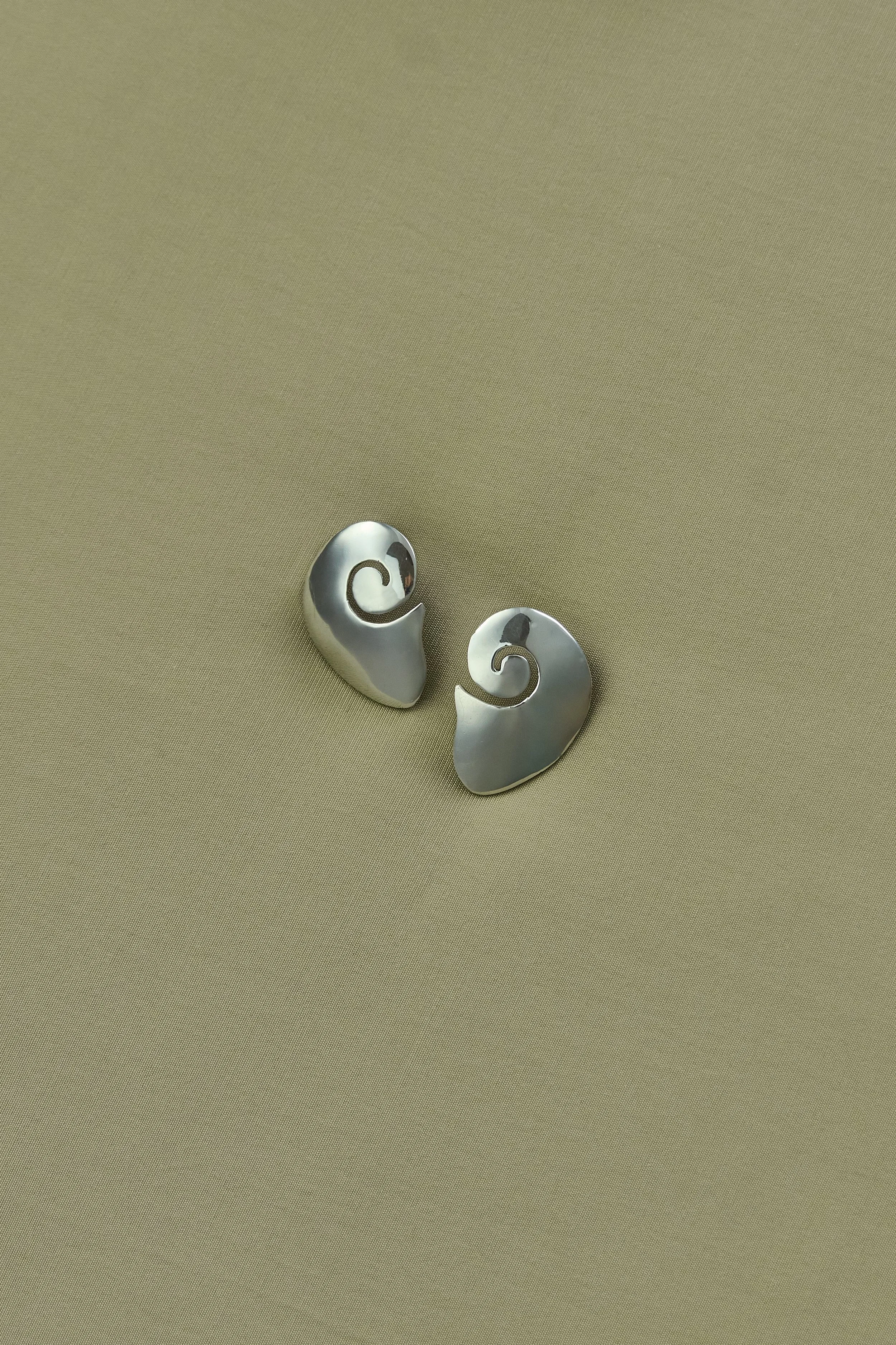 otràvie_SS26_spiralearrings.jpg