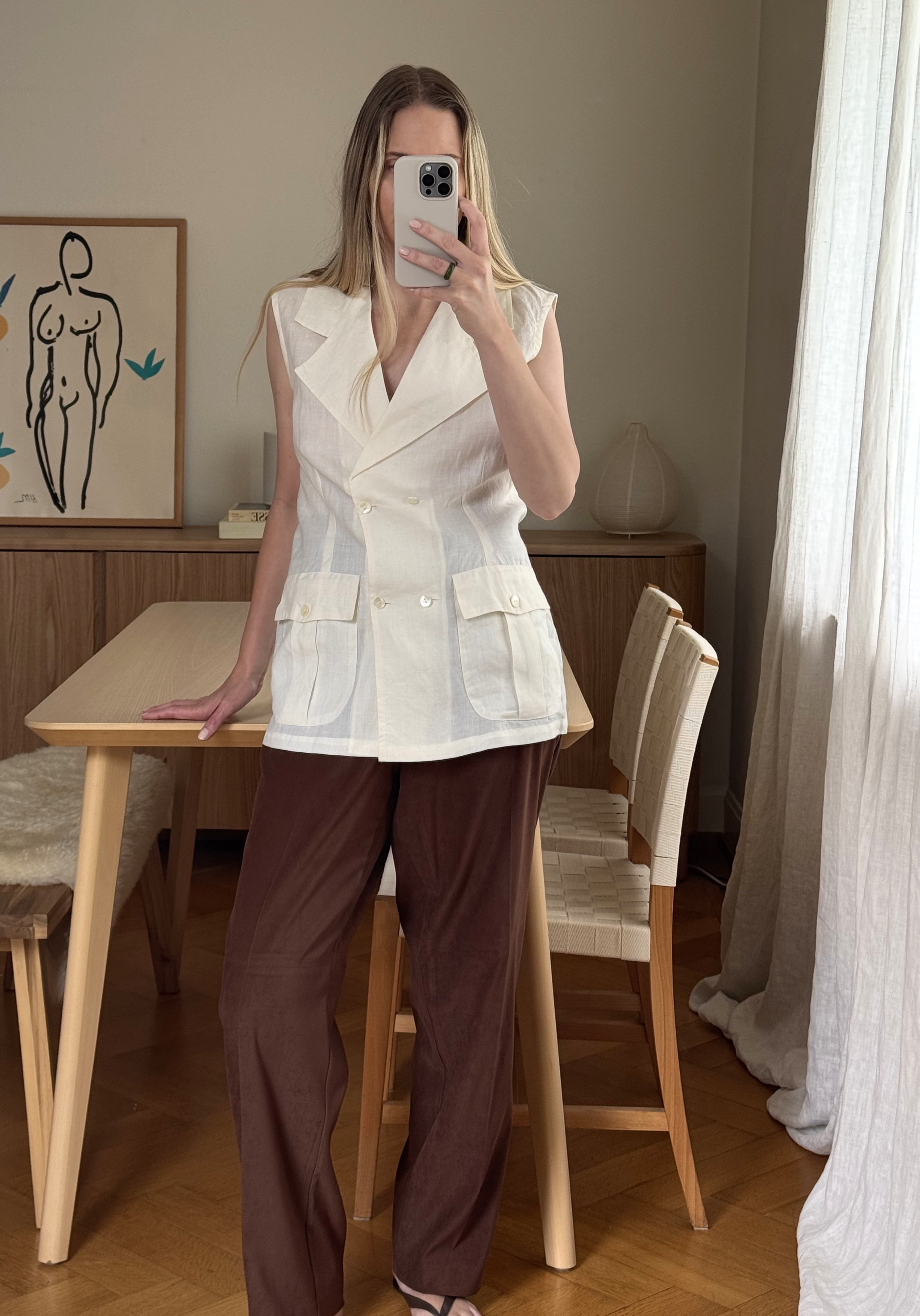 otràvie_selfie_creamtop_trousers_SS26.png