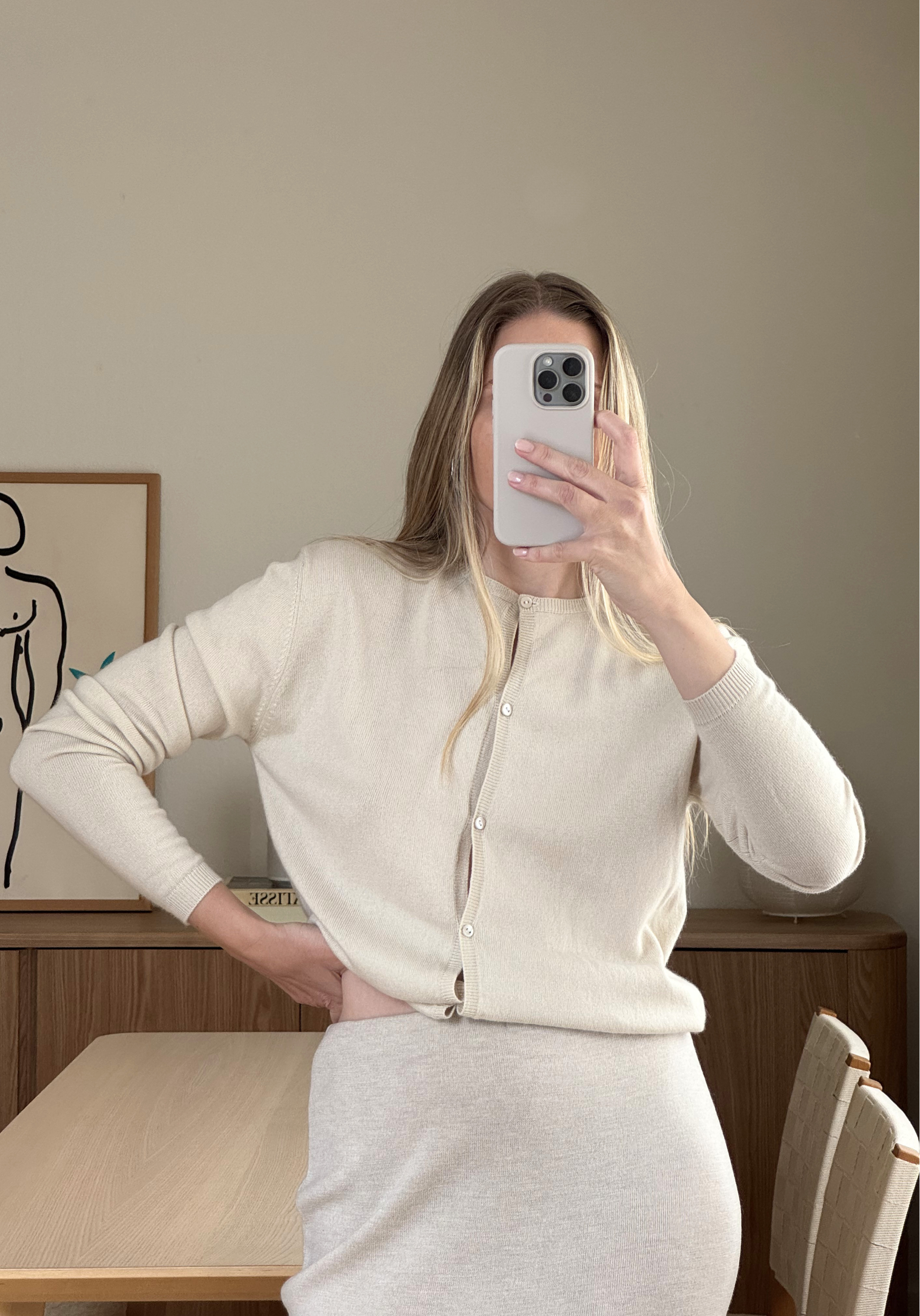 otràvie_selfie_creamcardigan_SS26.png