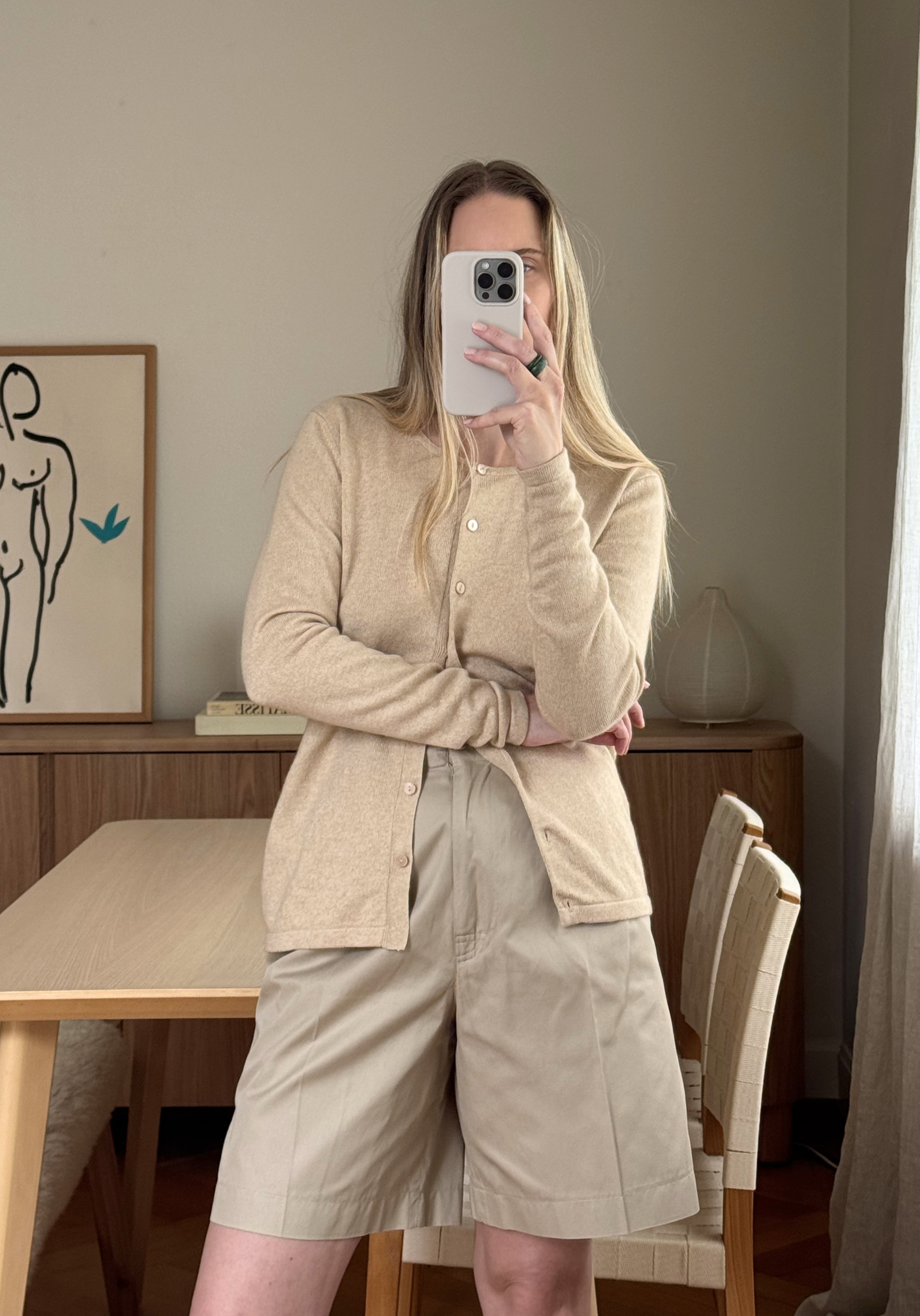 otràvie_selfie_beigecardigan_SS26.png
