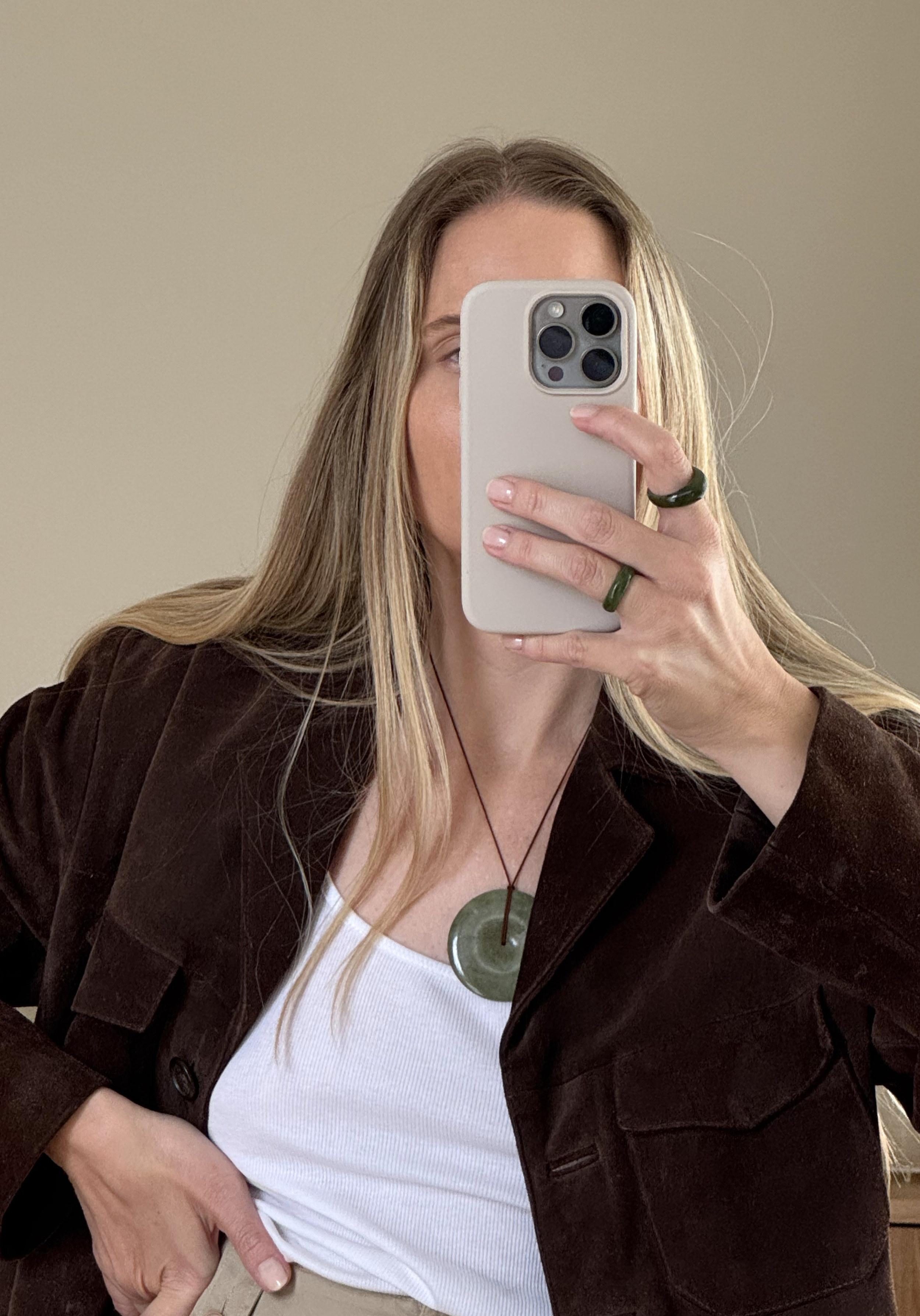 otràvie_selfie_stonenecklace_SS26.png