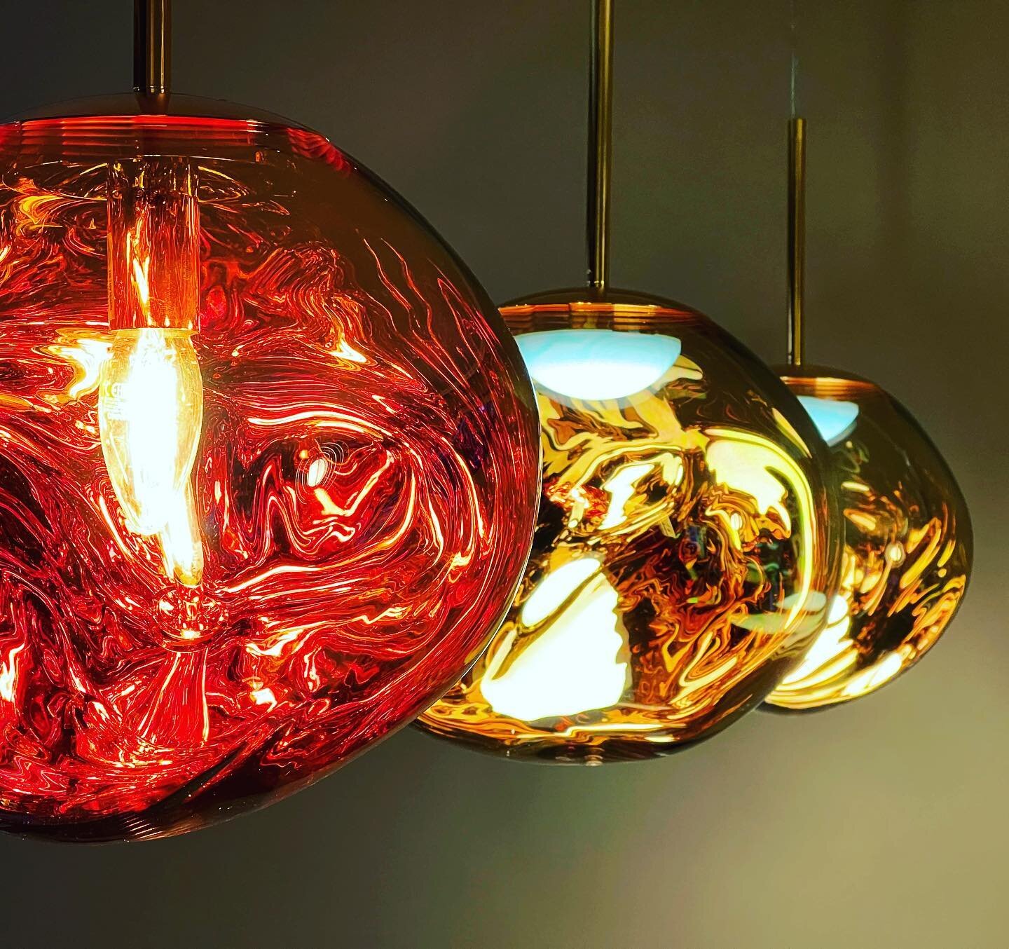 Die wundersch&ouml;nen Lampen von @tomdixonstudio sind endlich angekommen 🥳

#tomdixon #lampen #deckenleuchte #coolelampen #tomdixonlighting #interiordesign #interiordesigner #designinterior #raumgestaltung #raumausstatter #raumausstattung #innenarc