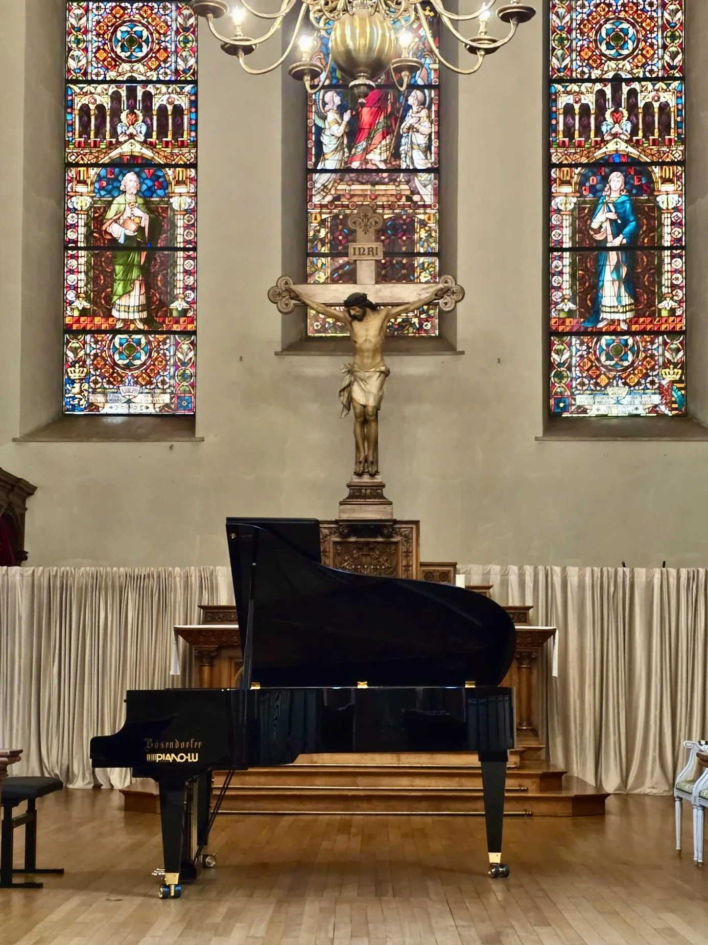 Il est difficile de trouver un endroit o&ugrave; notre B&ouml;sendorfer 214VC ne fasse pas bonne figure. Il se sent &eacute;galement &agrave; l&rsquo;aise ici, dans l&rsquo;&eacute;glise protestante de la Ville de Luxembourg, o&ugrave; il attend pati