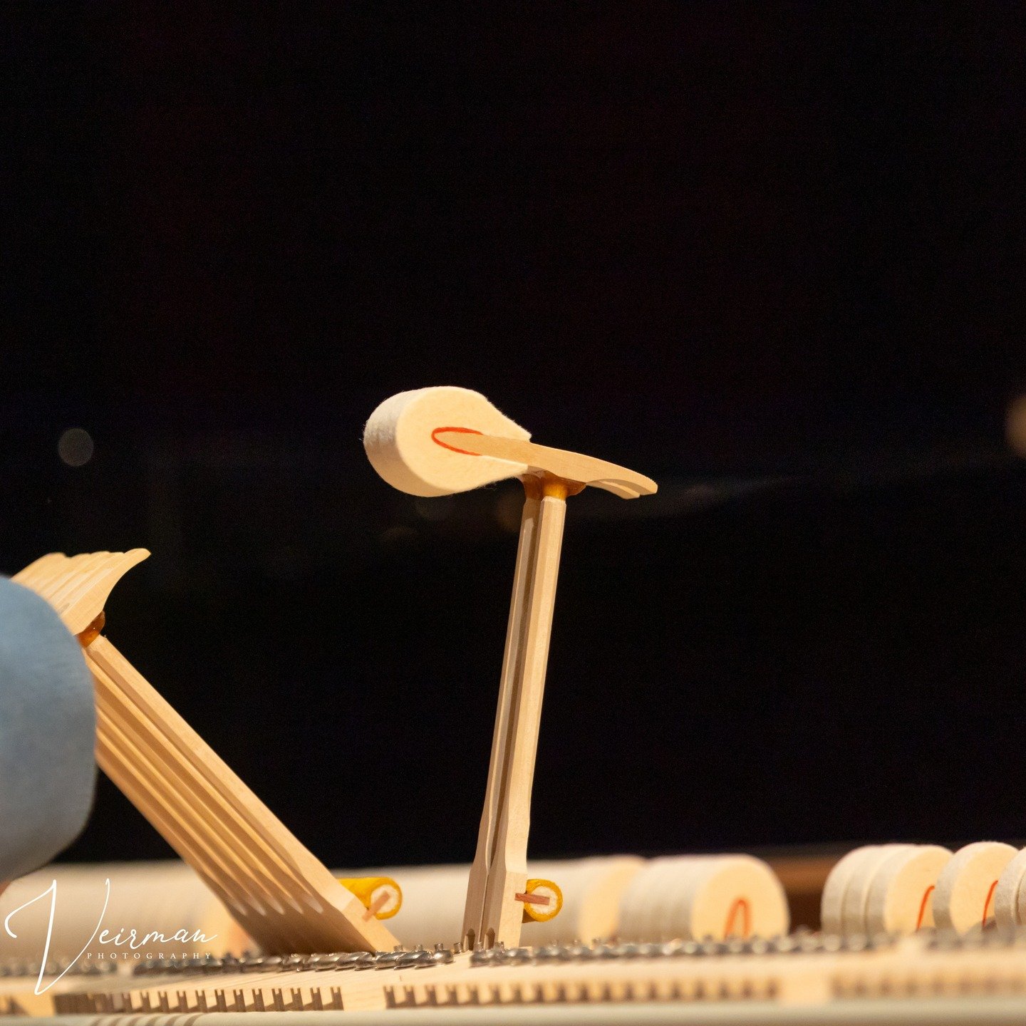 Dir&nbsp;huelt Iech&nbsp;Plaz, prett fir&nbsp;e Concert ze lauschteren. Eis Aarbecht&nbsp;f&auml;nkt scho virdrun un. Dem Pianist&nbsp;all&nbsp;Ausdrocksm&eacute;iglechkeeten&nbsp;erlaben, an dem Public&nbsp;e perfekt akustescht Erliefnis&nbsp;bidden