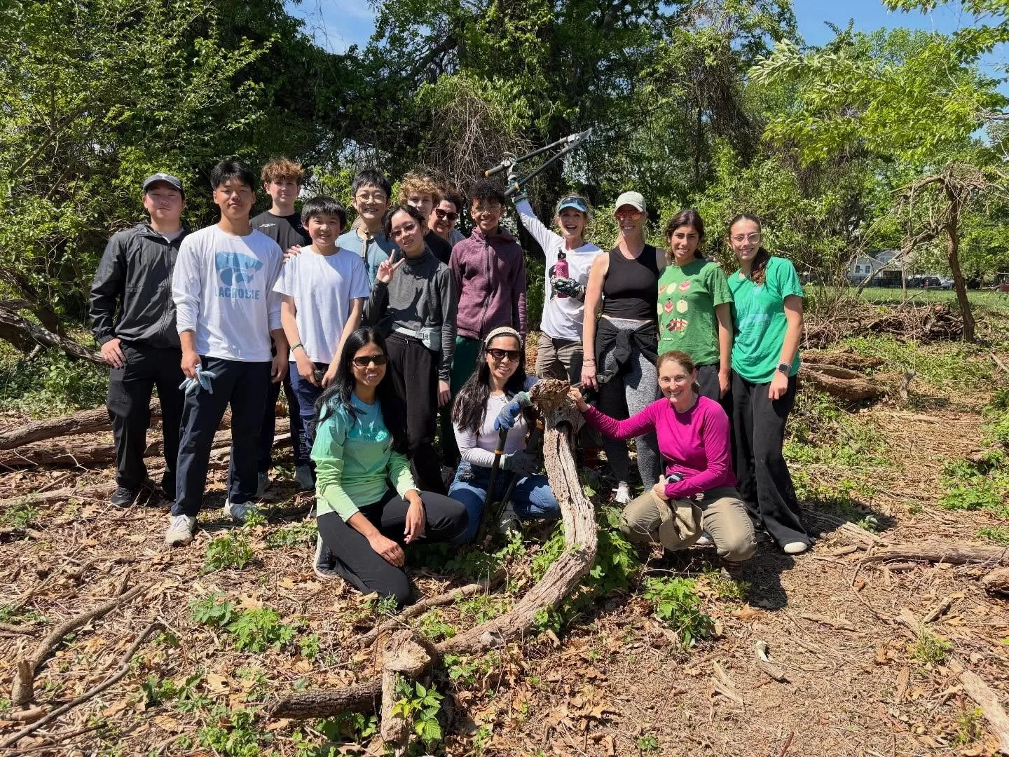A gloriously productive day, with plentiful volunteers! 🙌 Working by the White House in Lewinsville Park, our hard working MTF friends freed a grove of beautiful native Mock Orange from the invasive oriental bittersweet, porcelain berry and Japanese