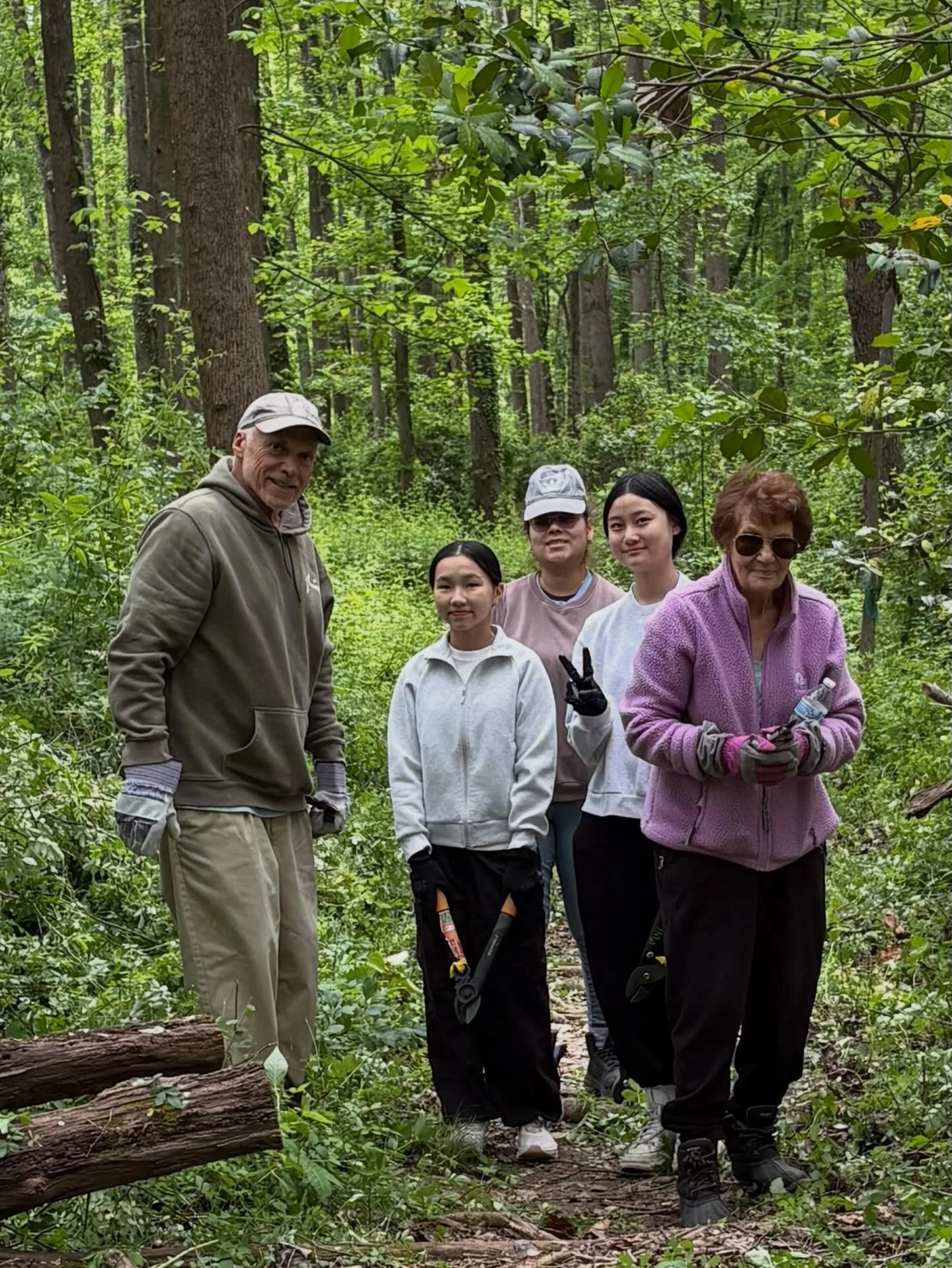 MTF is back in Greenway Heights Park and we had a great volunteer turnout Saturday morning!  There is so much to do in this neighborhood park&mdash;we removed thorny invasives from the beautiful hiking trails and freed a number of beautiful native tr