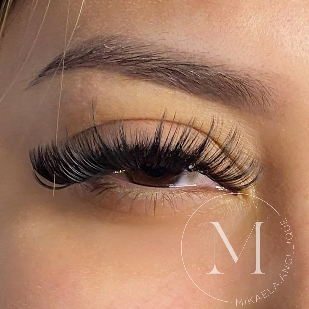 Thank you @_synvalencia for always being my unofficial official lash model ☺️ swipe to see 2.5 week retention before her fill.