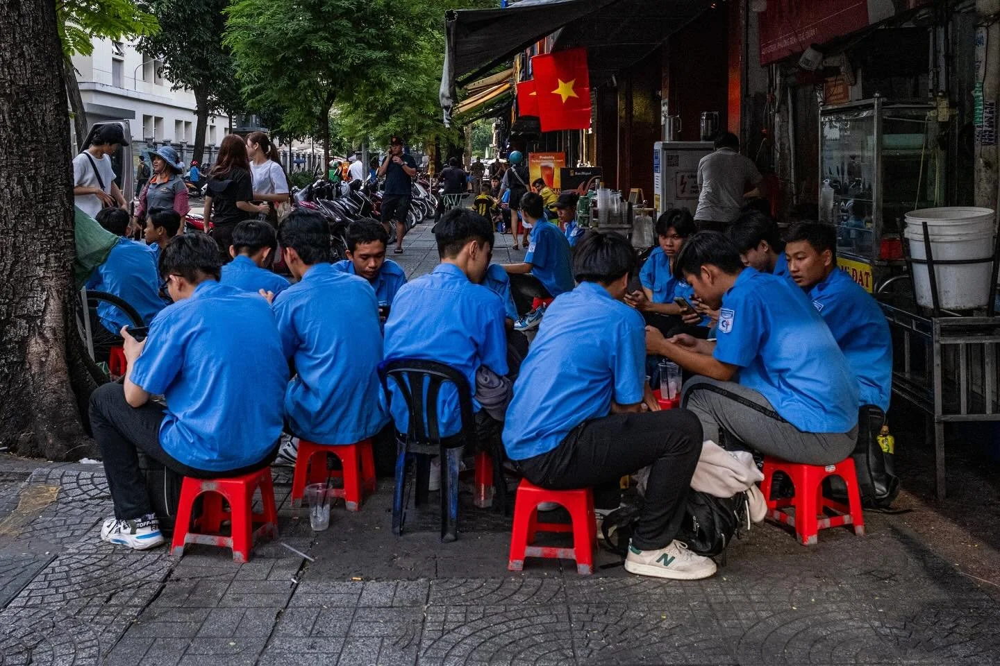 Vietnam 🇻🇳 Mon Amour &ndash; Chapter 5
The plastic chair is a Vietnamese cultural institution. They are everywhere, allowing life to be played out on the streets. Red or blue, generally very tiny, they are a quiet symbol of resilience against gentr