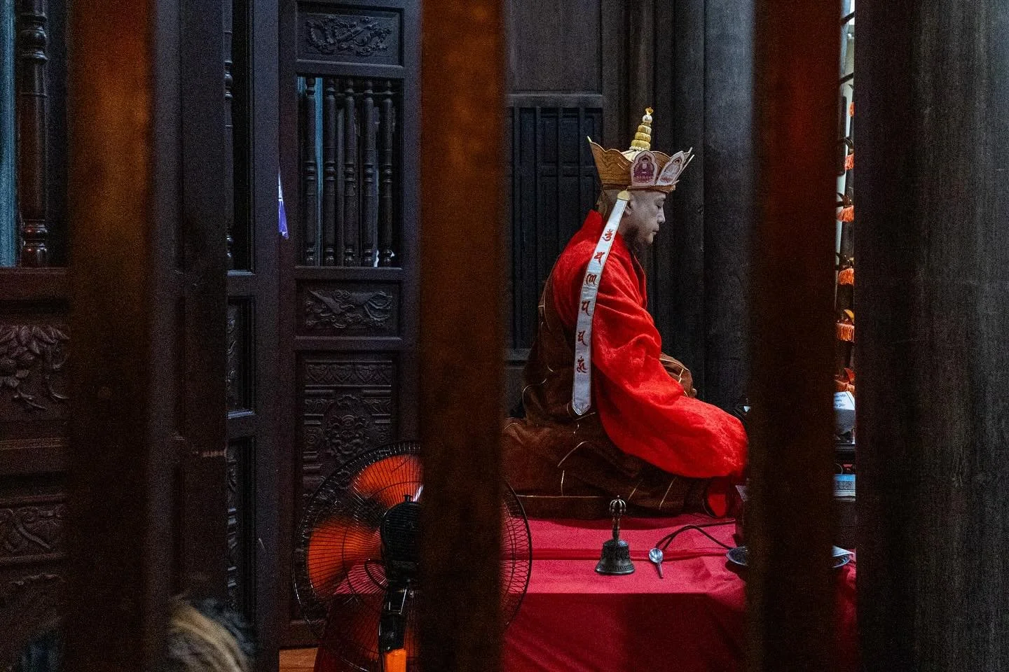 VietnamMon Amour &ndash; Chapter 7
Walking through the busy streets of Hanoi, I stumbled upon a small Buddhist ceremony. Lay followers were offering food and essential items to the monastic community. A small but intense moment, under an incredible h