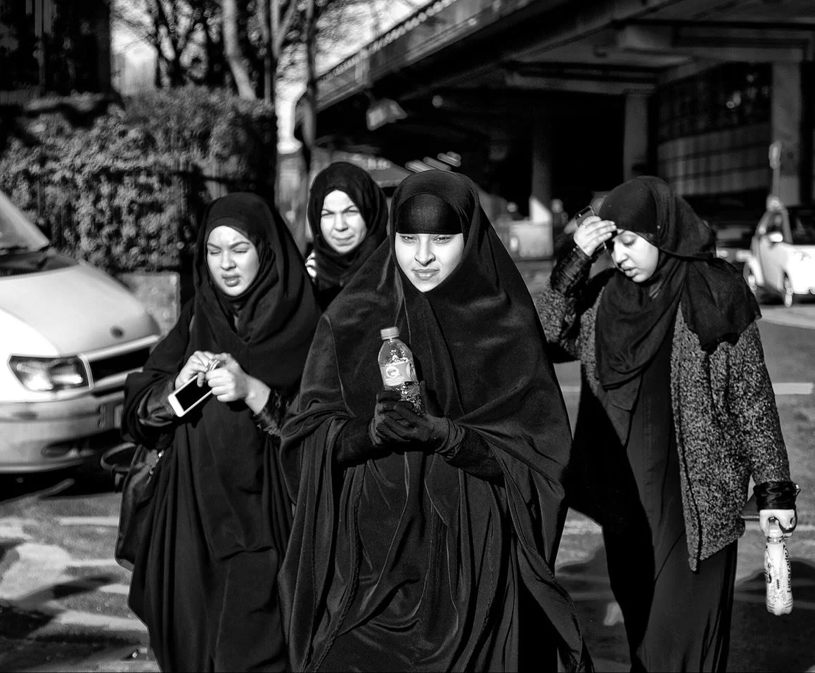 W10 London 🖤
Golborne &amp; Portobello, between markets and side streets. A quiet flow of people walking past: local characters, families, and a group of women leaving the mosque after prayer.
👉 See the full project: lorenzogrifphoto.com/w10-london