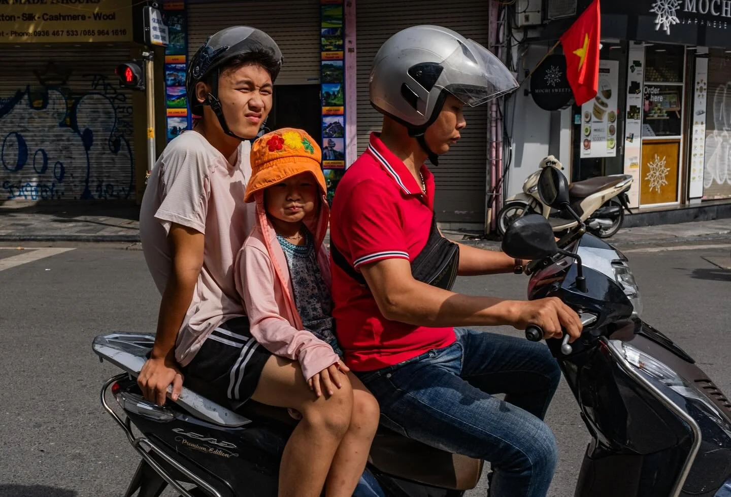 Vietnam 🇻🇳 Mon Amour &ndash; Chapter 7
In Vietnam, scooters are an essential part of everyday life. 🏍️ 
They carry everything: from ladders and plants to food 🍜, and sometimes even entire families of two, three, or four at once.  More than just t