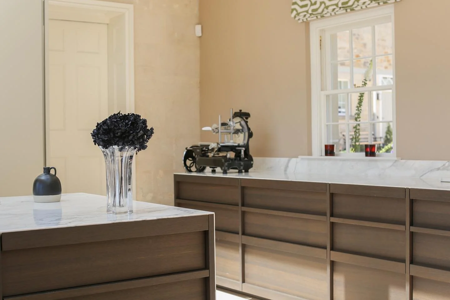 hanami takes inspiration from japanese minimalist culture, in particular the concept of shoji walls, typical of the japanese "washitsu" room. It’s fossil oak and natural stone doesn’t look out of place at all in our Bath project