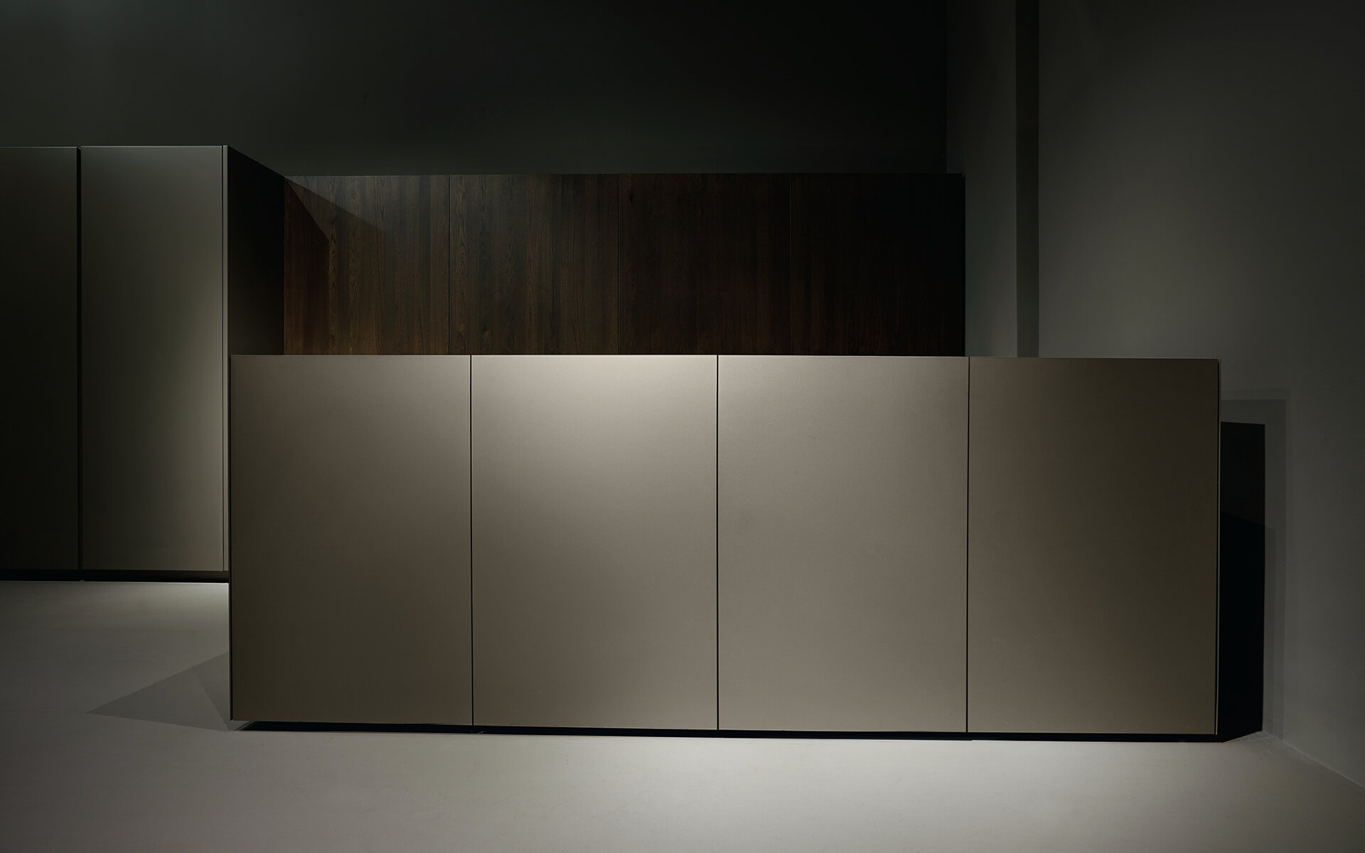 maya is a sculptural piece of furniture conceived as a series of volumes available at different heights and depths. 

the aluminium door and its junction with the worktop negate the need for additional handle profiles, minimising visual interference.