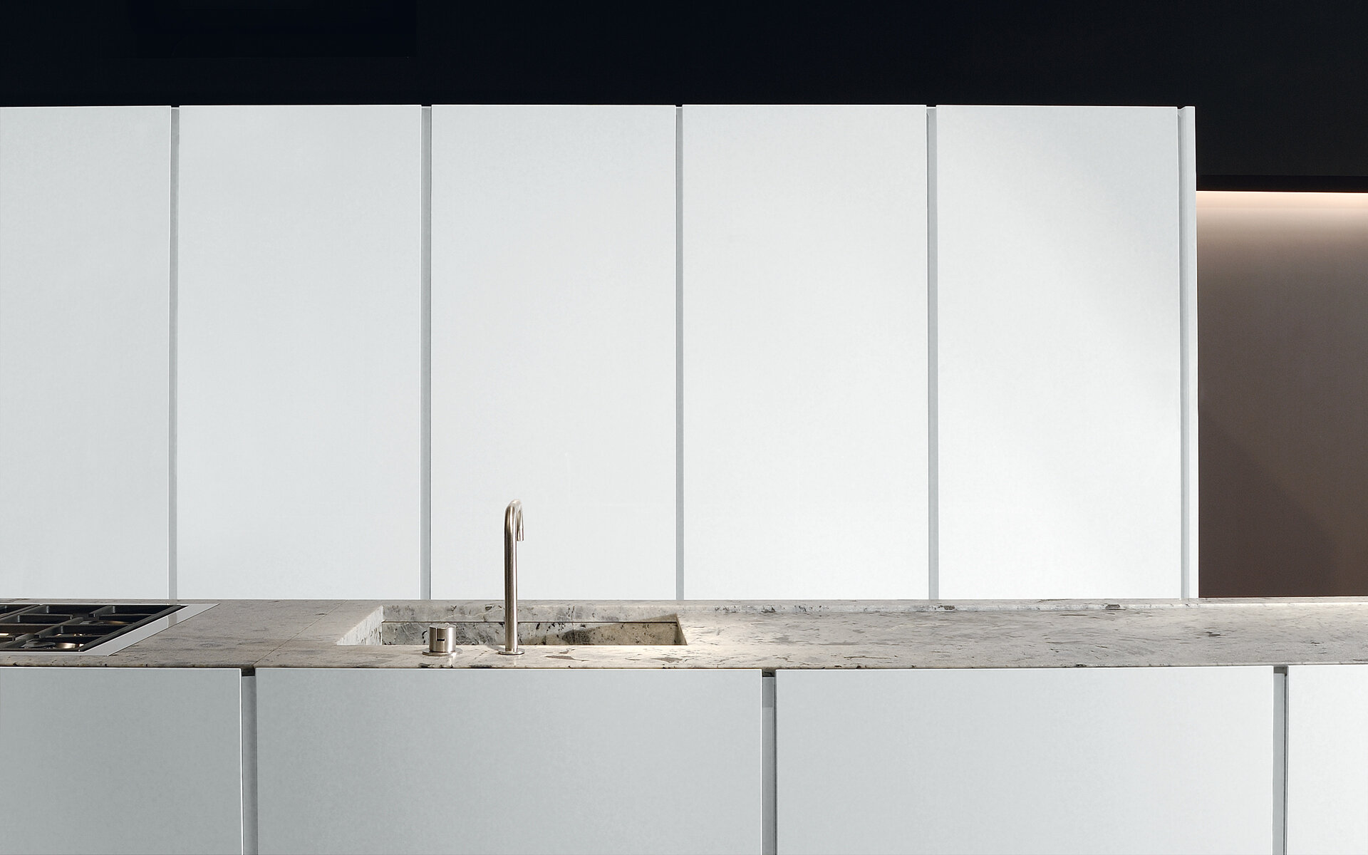 we find ourselves surrounded by the noise and chaos of contemporary life, constantly connected to it, leading us to seek the sanctuary of silence in our homes - visual silence - this is perfectly demonstrated by our beautiful ice white inca kitchen.