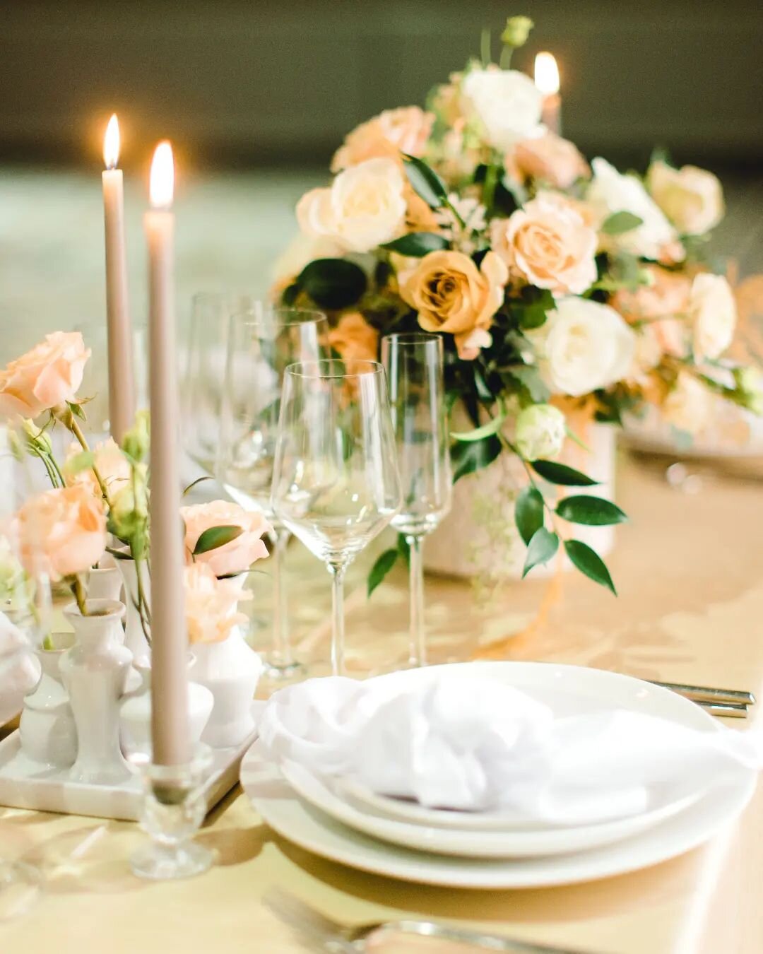 Pairing classic stemware/flatware from @poshcouturerentals alone with the cutest stationery details from @bethanyslettershop made our job super easy! We used one of our favorite blooms, Sahara Garden Roses to make the arrangements really pop into som