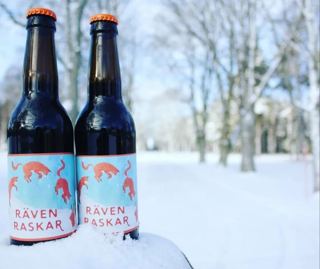 Hello porter lovers 🖤 🧡 Ett gl&auml;djens besked till er denna dag - sj&auml;lvklart finns R&auml;ven Raskar bland v&aring;r jul&ouml;l &auml;ven i &aring;r! 

#skedemosseg&aring;rdsbryggeri 
#r&auml;venraskar 
#hantverks&ouml;l 
#hantverksbryggeri